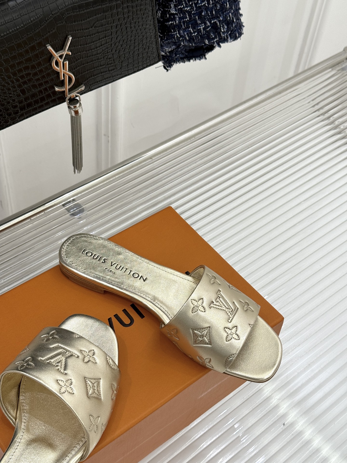 L*V驴家经典压花平底高跟拖鞋🆕小红书超级爆款经典经典压花设计 清新俏皮 穿搭率极高 百搭又吸睛大方又百