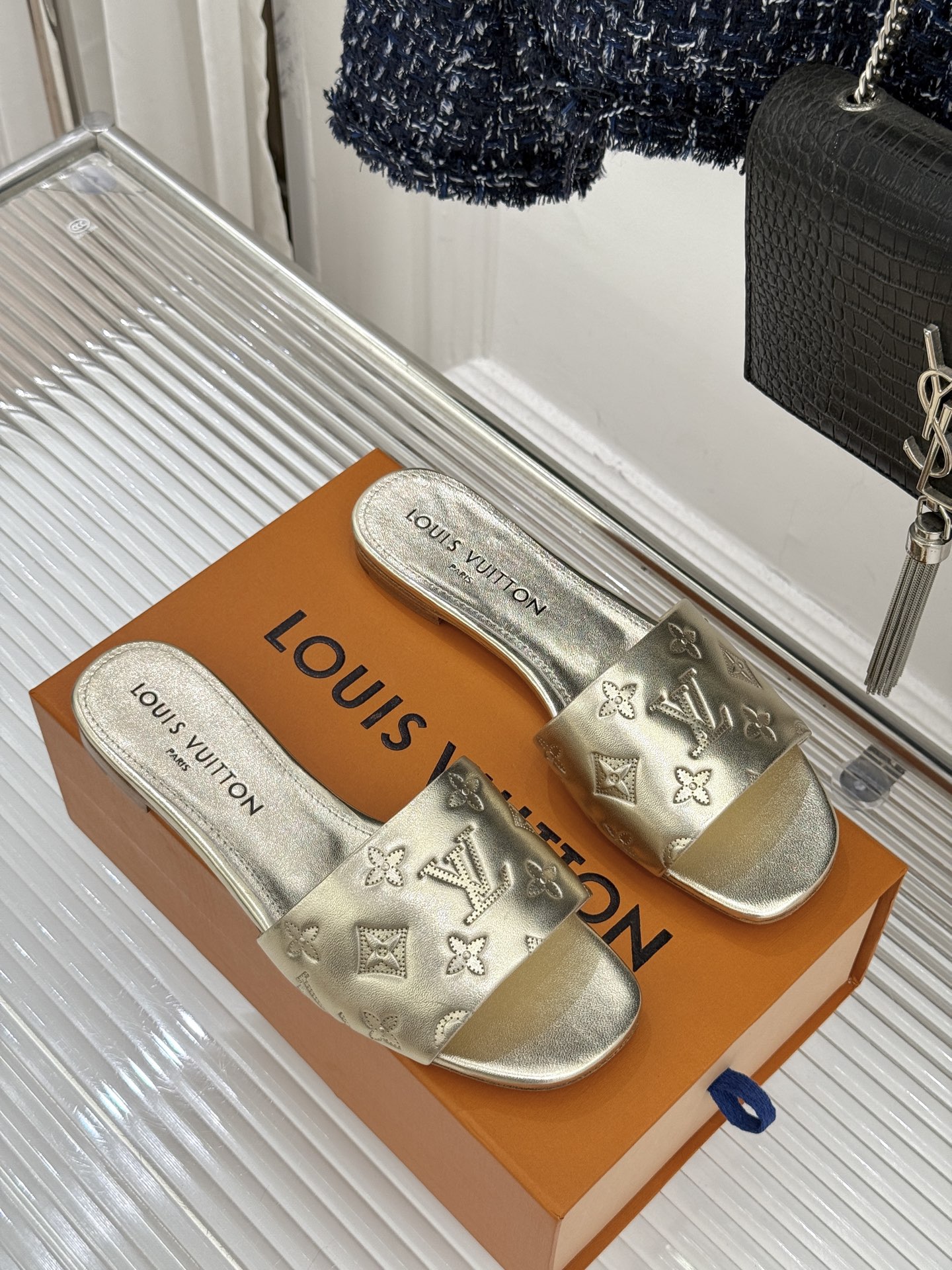 L*V驴家经典压花平底高跟拖鞋🆕小红书超级爆款经典经典压花设计 清新俏皮 穿搭率极高 百搭又吸睛大方又百