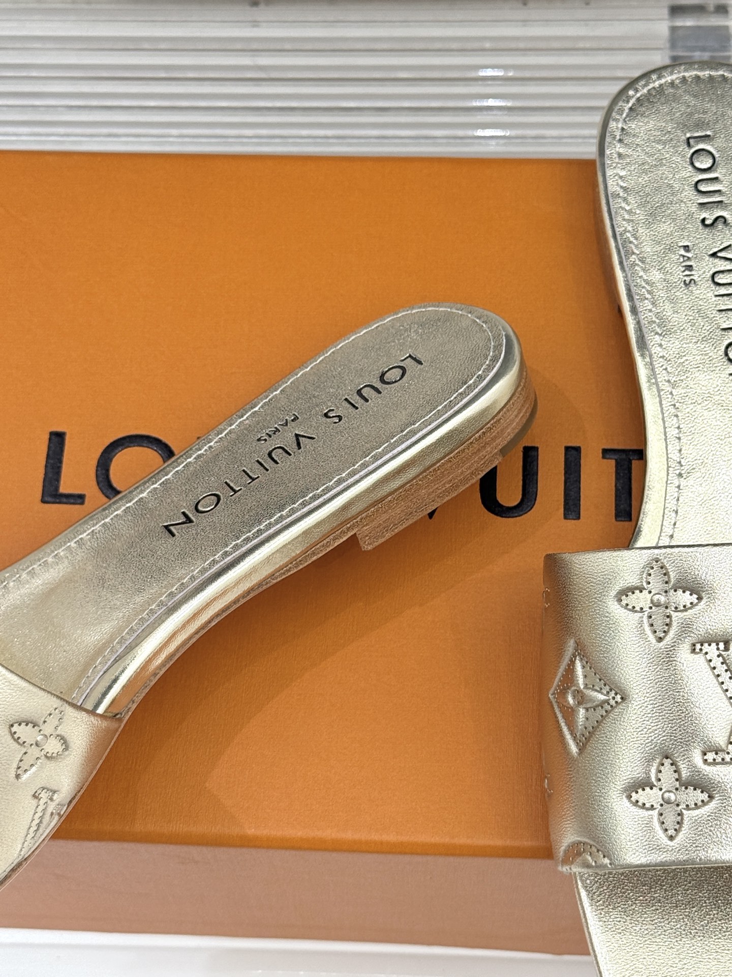 L*V驴家经典压花平底高跟拖鞋🆕小红书超级爆款经典经典压花设计 清新俏皮 穿搭率极高 百搭又吸睛大方又百