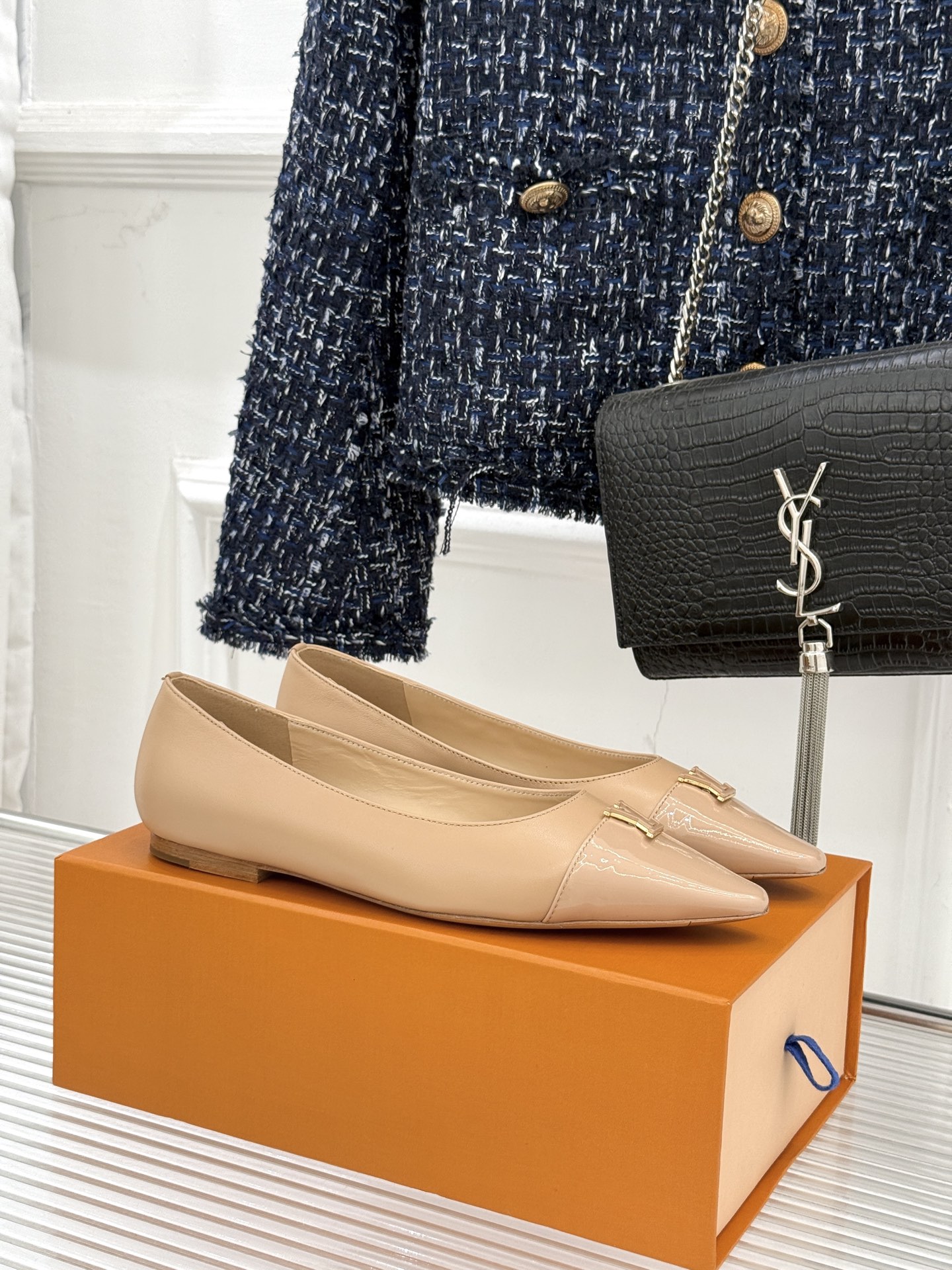 L*V驴牌经典金属扣尖头平底高跟单鞋经典与质感的双向奔赴lv威登百年匠艺凝于足尖，尖头鞋型以流畅线条延伸