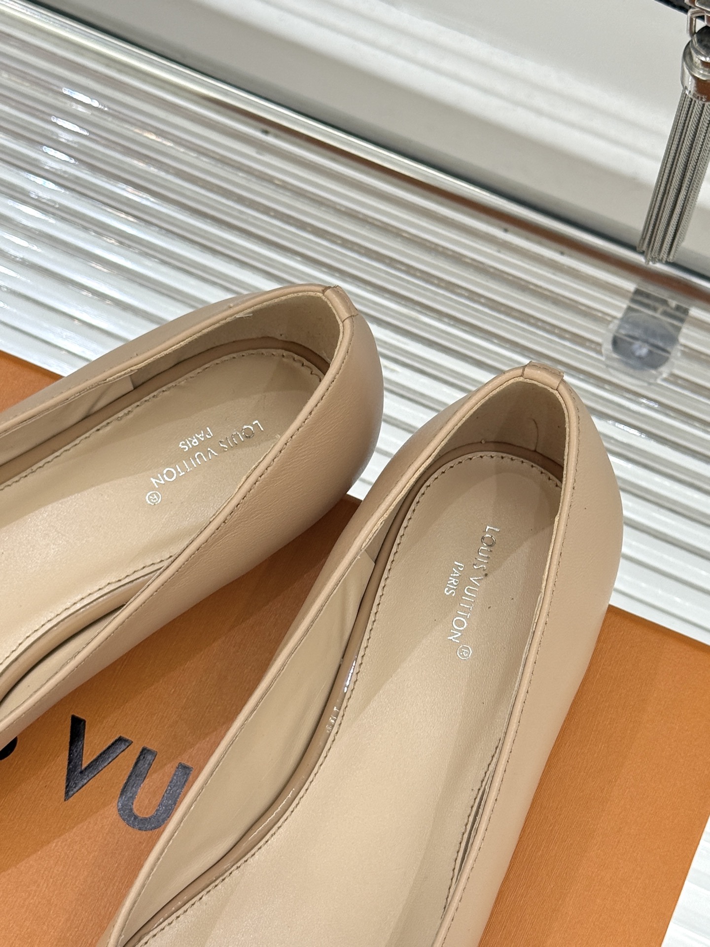 L*V驴牌经典金属扣尖头平底高跟单鞋经典与质感的双向奔赴lv威登百年匠艺凝于足尖，尖头鞋型以流畅线条延伸