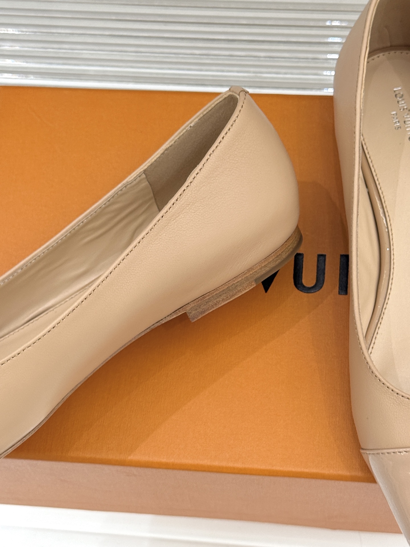 L*V驴牌经典金属扣尖头平底高跟单鞋经典与质感的双向奔赴lv威登百年匠艺凝于足尖，尖头鞋型以流畅线条延伸