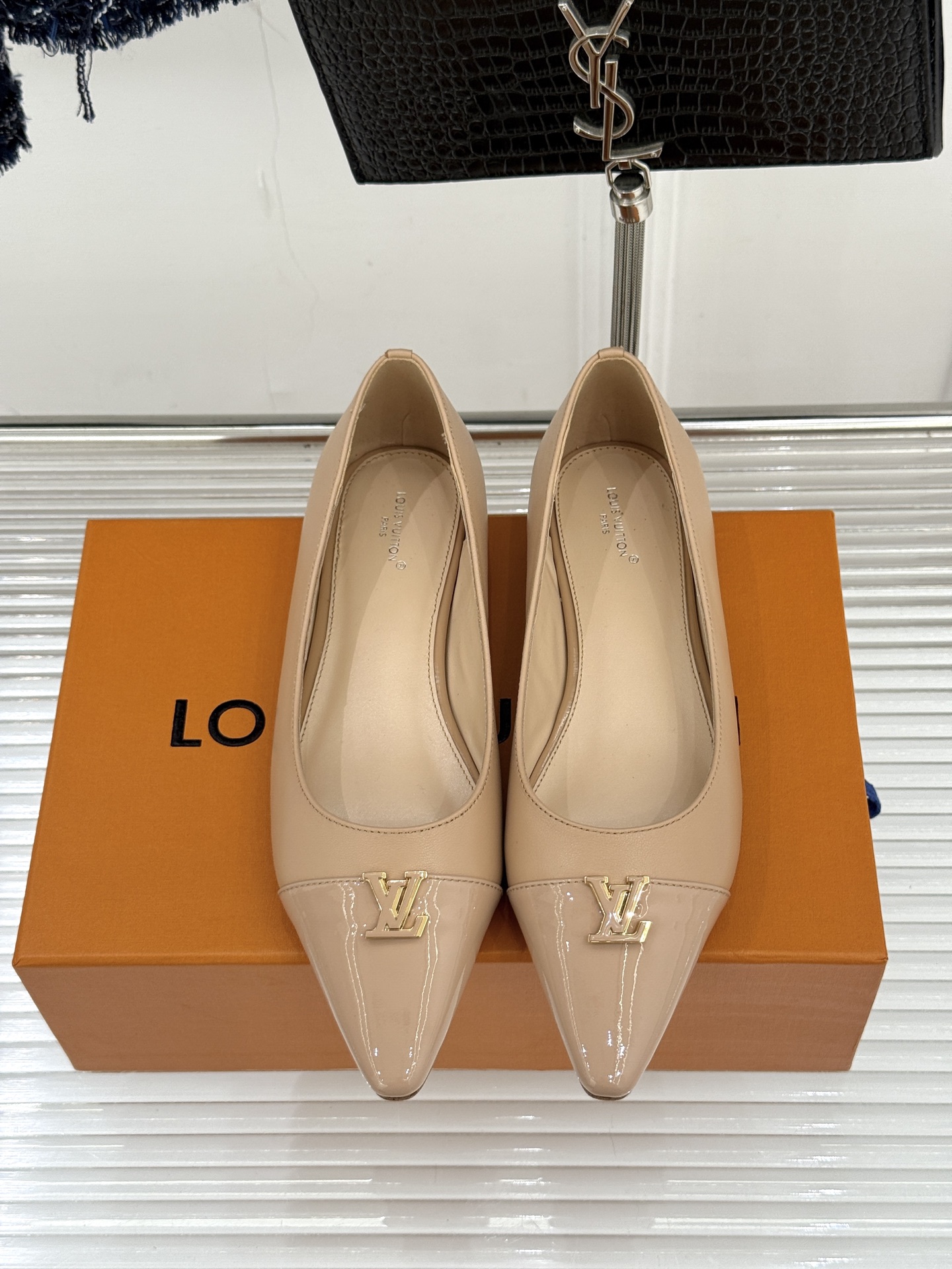 L*V驴牌经典金属扣尖头平底高跟单鞋经典与质感的双向奔赴lv威登百年匠艺凝于足尖，尖头鞋型以流畅线条延伸