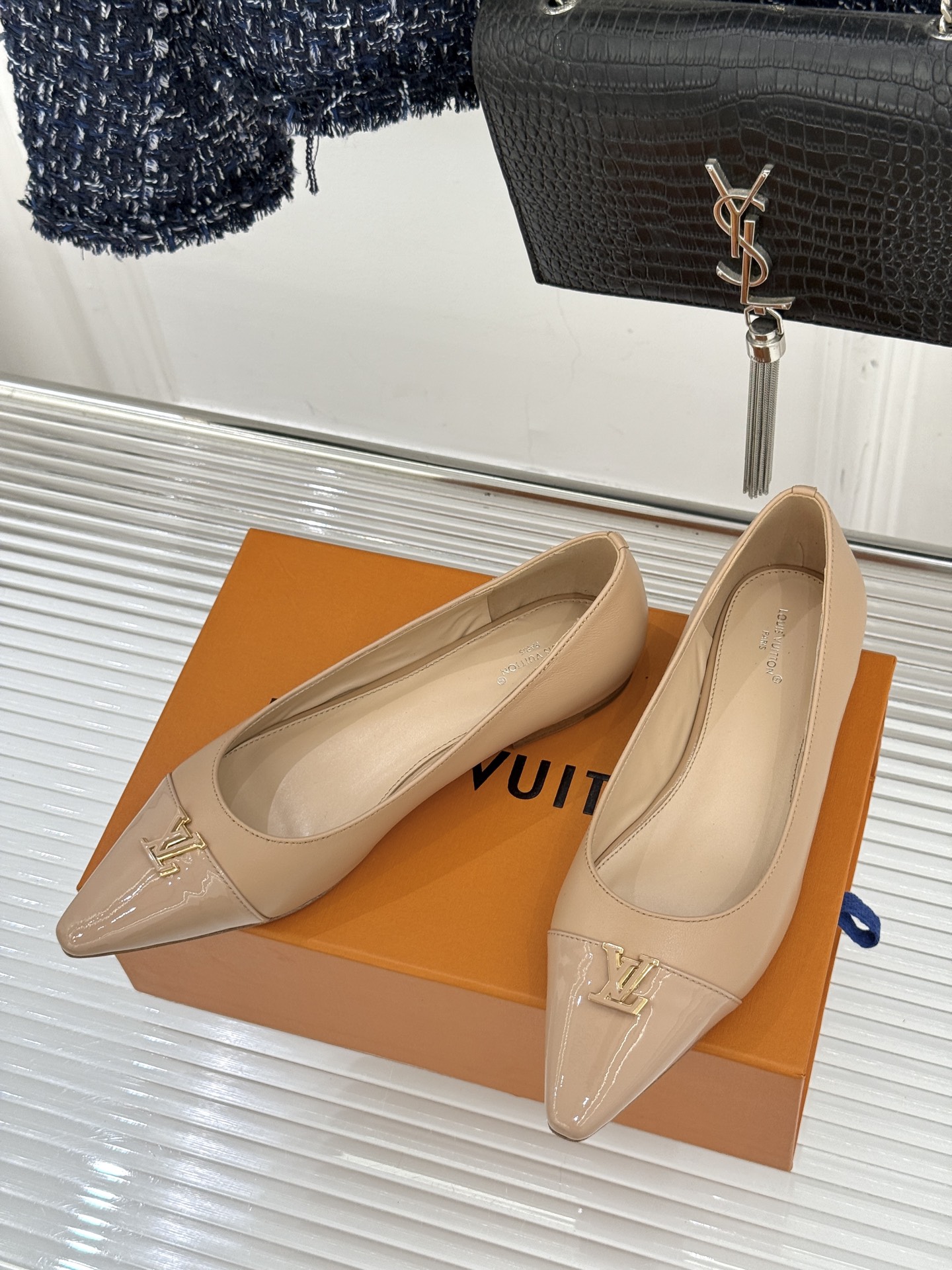 L*V驴牌经典金属扣尖头平底高跟单鞋经典与质感的双向奔赴lv威登百年匠艺凝于足尖，尖头鞋型以流畅线条延伸