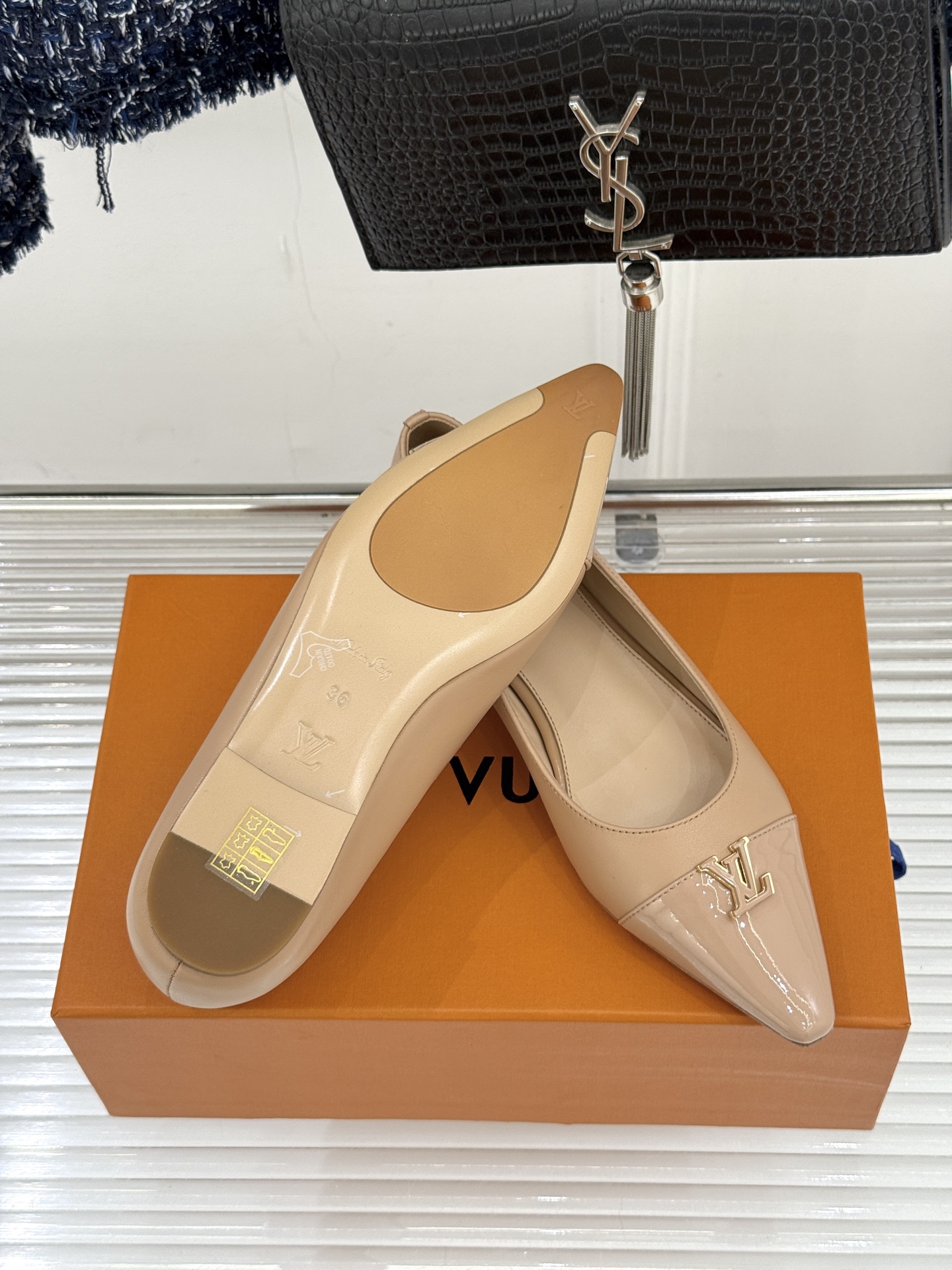 L*V驴牌经典金属扣尖头平底高跟单鞋经典与质感的双向奔赴lv威登百年匠艺凝于足尖，尖头鞋型以流畅线条延伸