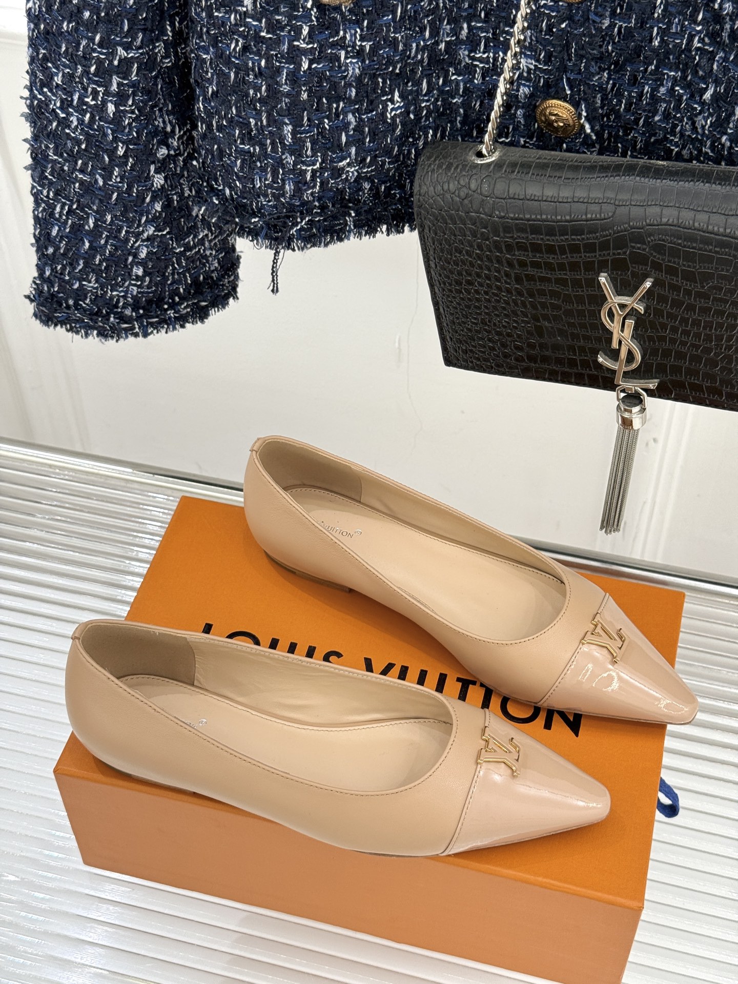 L*V驴牌经典金属扣尖头平底高跟单鞋经典与质感的双向奔赴lv威登百年匠艺凝于足尖，尖头鞋型以流畅线条延伸