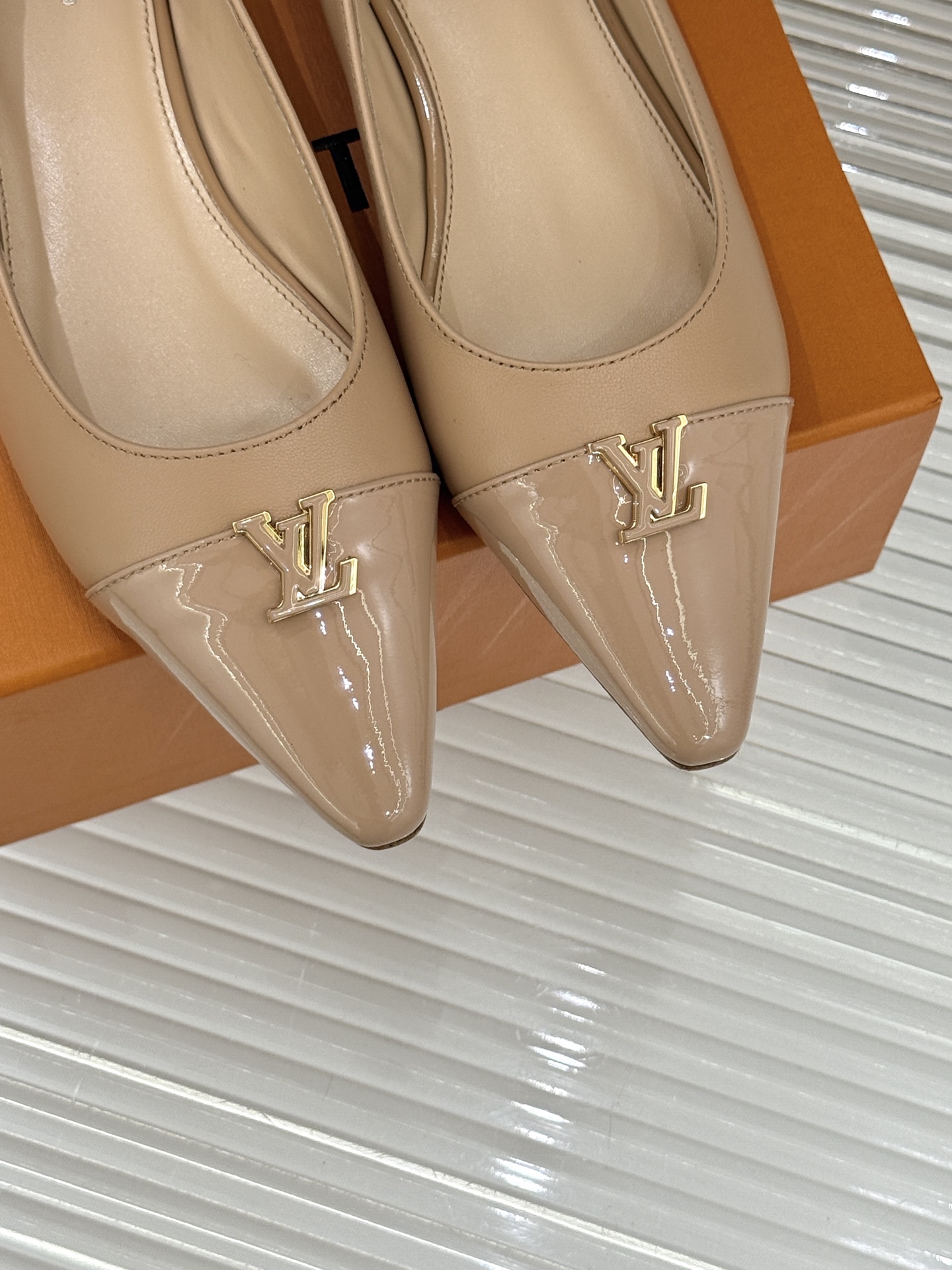 L*V驴牌经典金属扣尖头平底高跟单鞋经典与质感的双向奔赴lv威登百年匠艺凝于足尖，尖头鞋型以流畅线条延伸