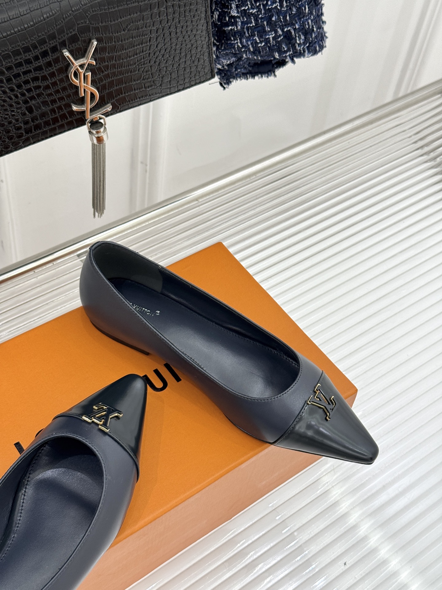 L*V驴牌经典金属扣尖头平底高跟单鞋经典与质感的双向奔赴lv威登百年匠艺凝于足尖，尖头鞋型以流畅线条延伸