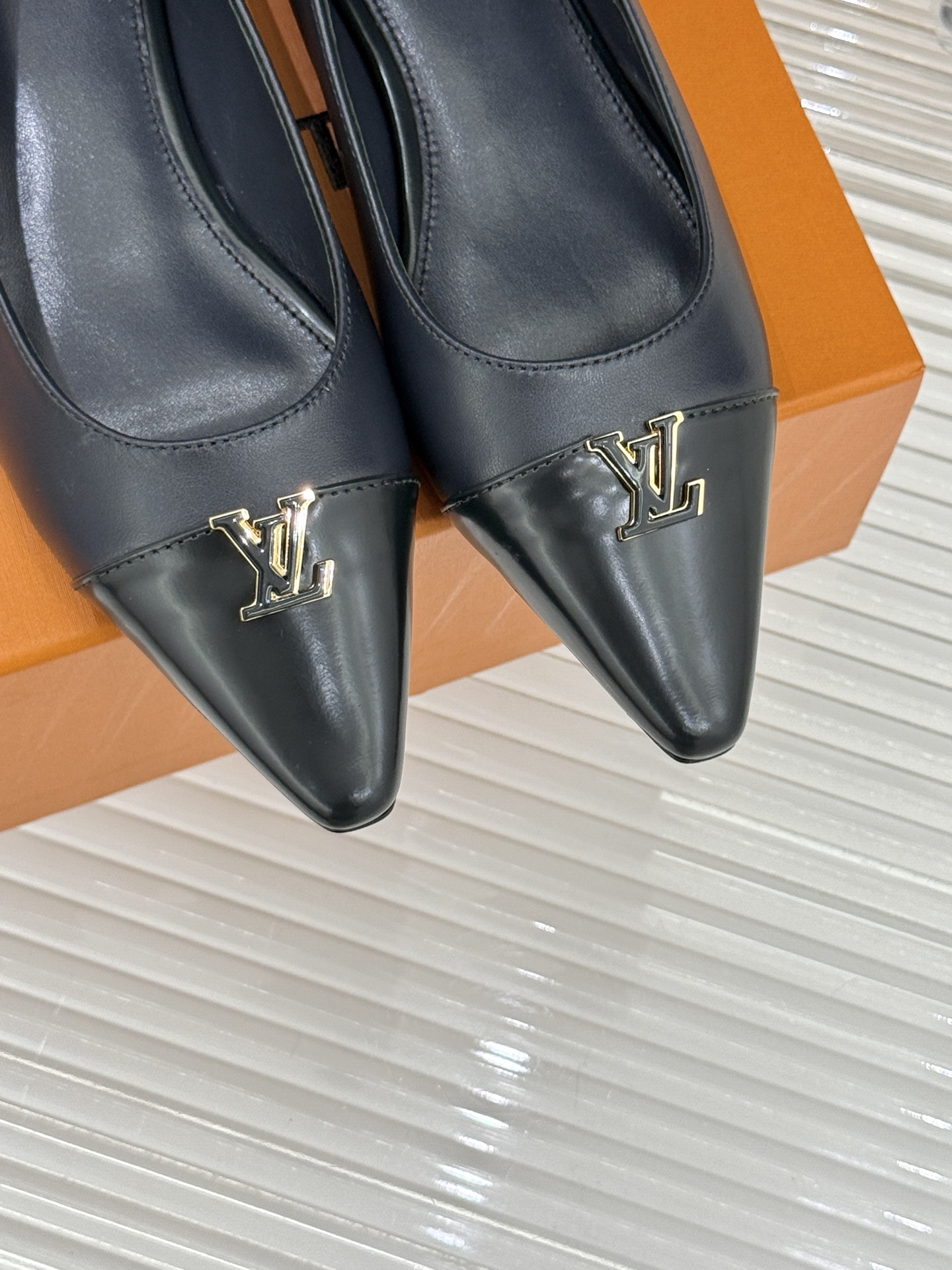 L*V驴牌经典金属扣尖头平底高跟单鞋经典与质感的双向奔赴lv威登百年匠艺凝于足尖，尖头鞋型以流畅线条延伸