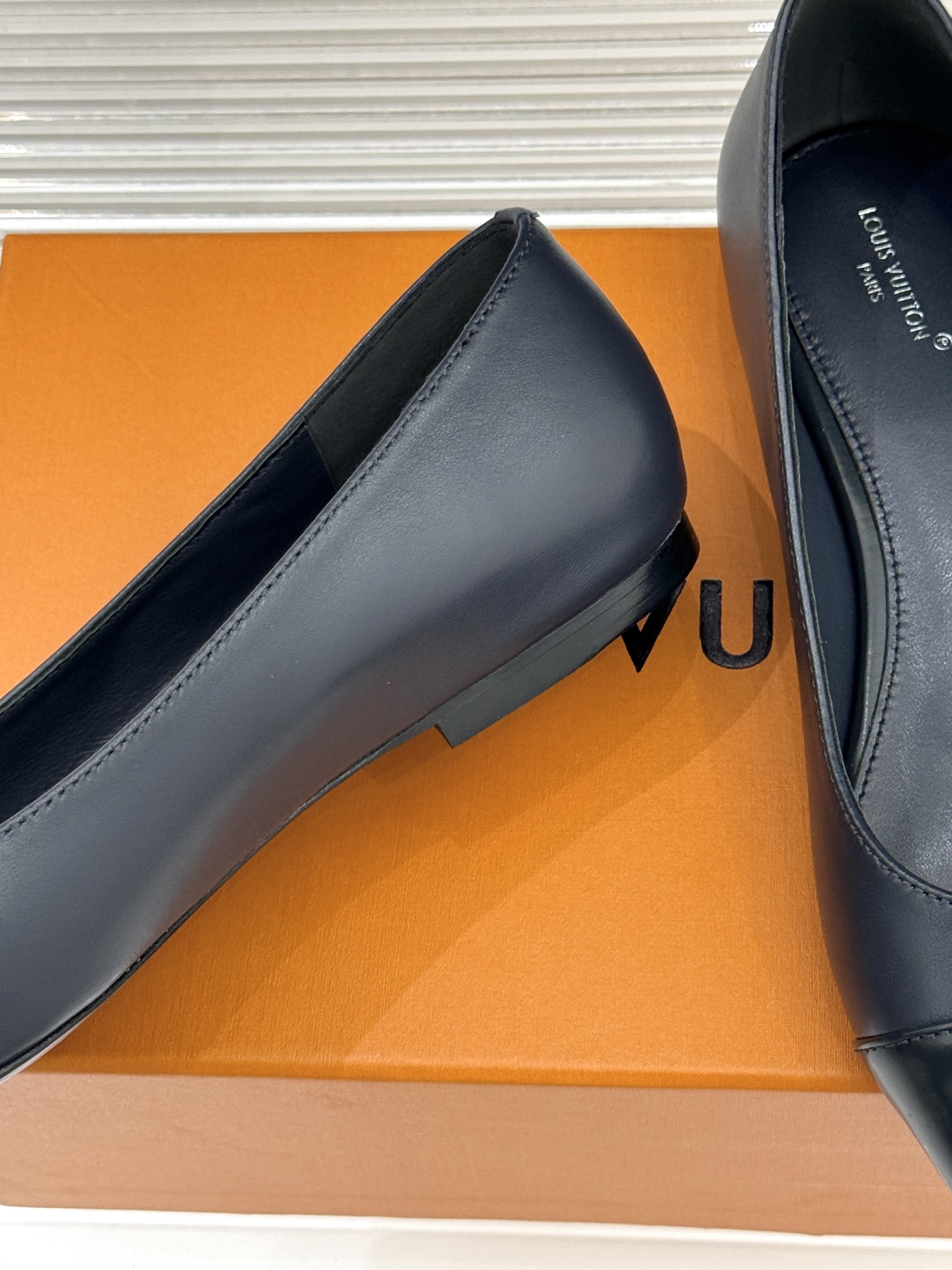 L*V驴牌经典金属扣尖头平底高跟单鞋经典与质感的双向奔赴lv威登百年匠艺凝于足尖，尖头鞋型以流畅线条延伸