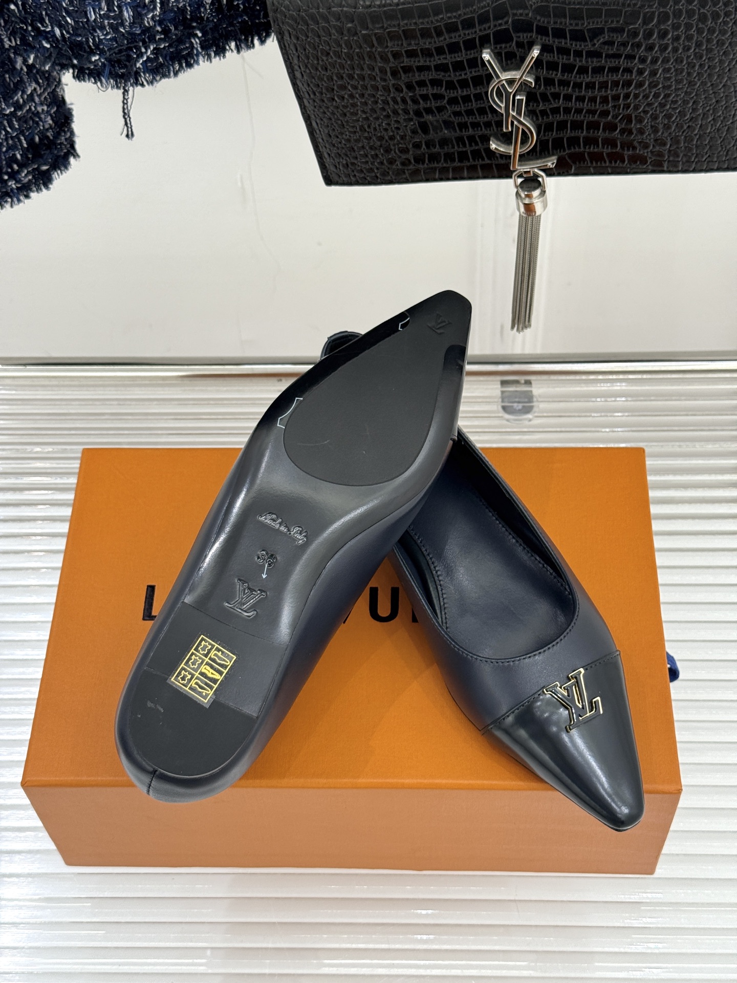 L*V驴牌经典金属扣尖头平底高跟单鞋经典与质感的双向奔赴lv威登百年匠艺凝于足尖，尖头鞋型以流畅线条延伸