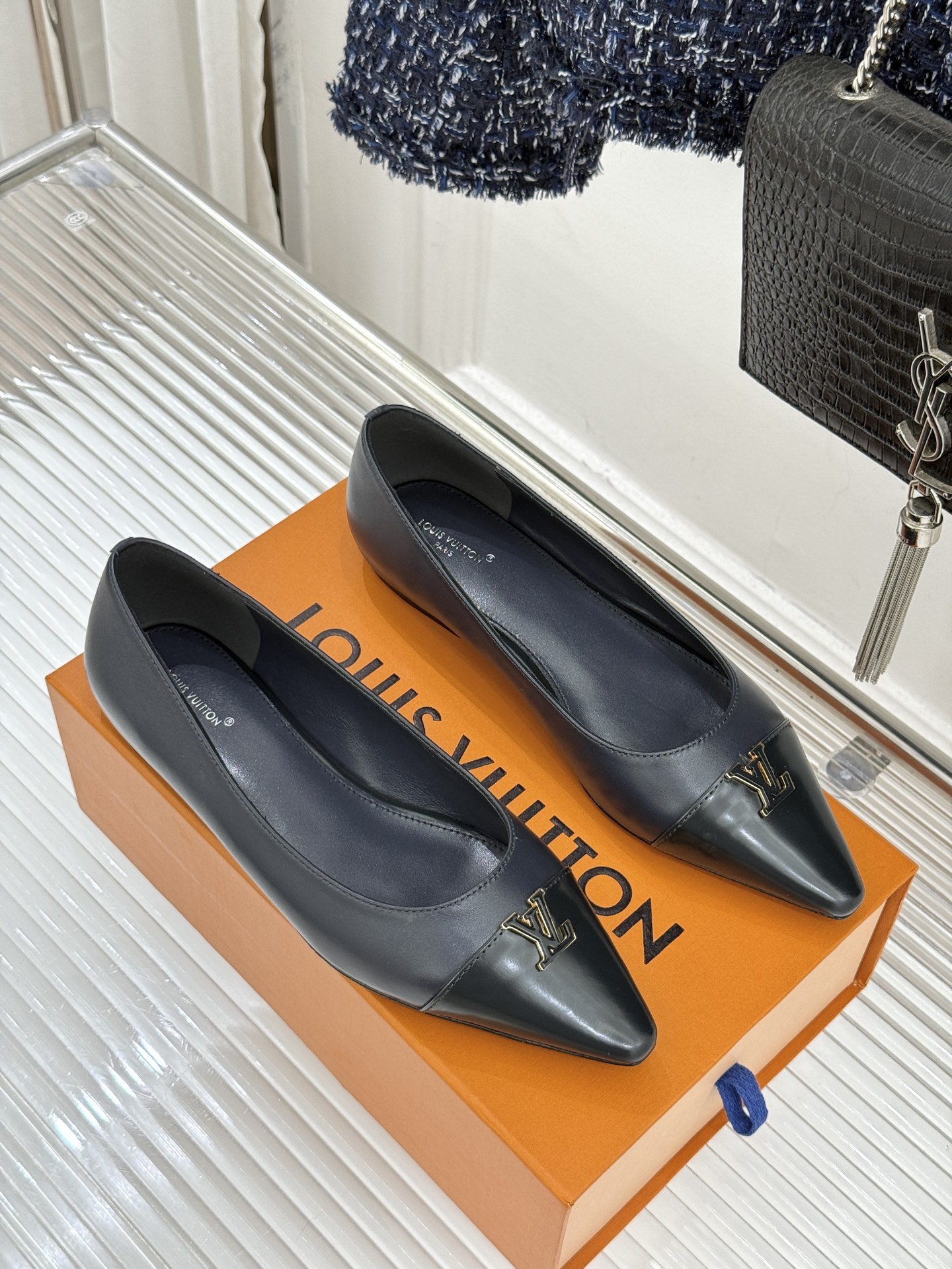 L*V驴牌经典金属扣尖头平底高跟单鞋经典与质感的双向奔赴lv威登百年匠艺凝于足尖，尖头鞋型以流畅线条延伸