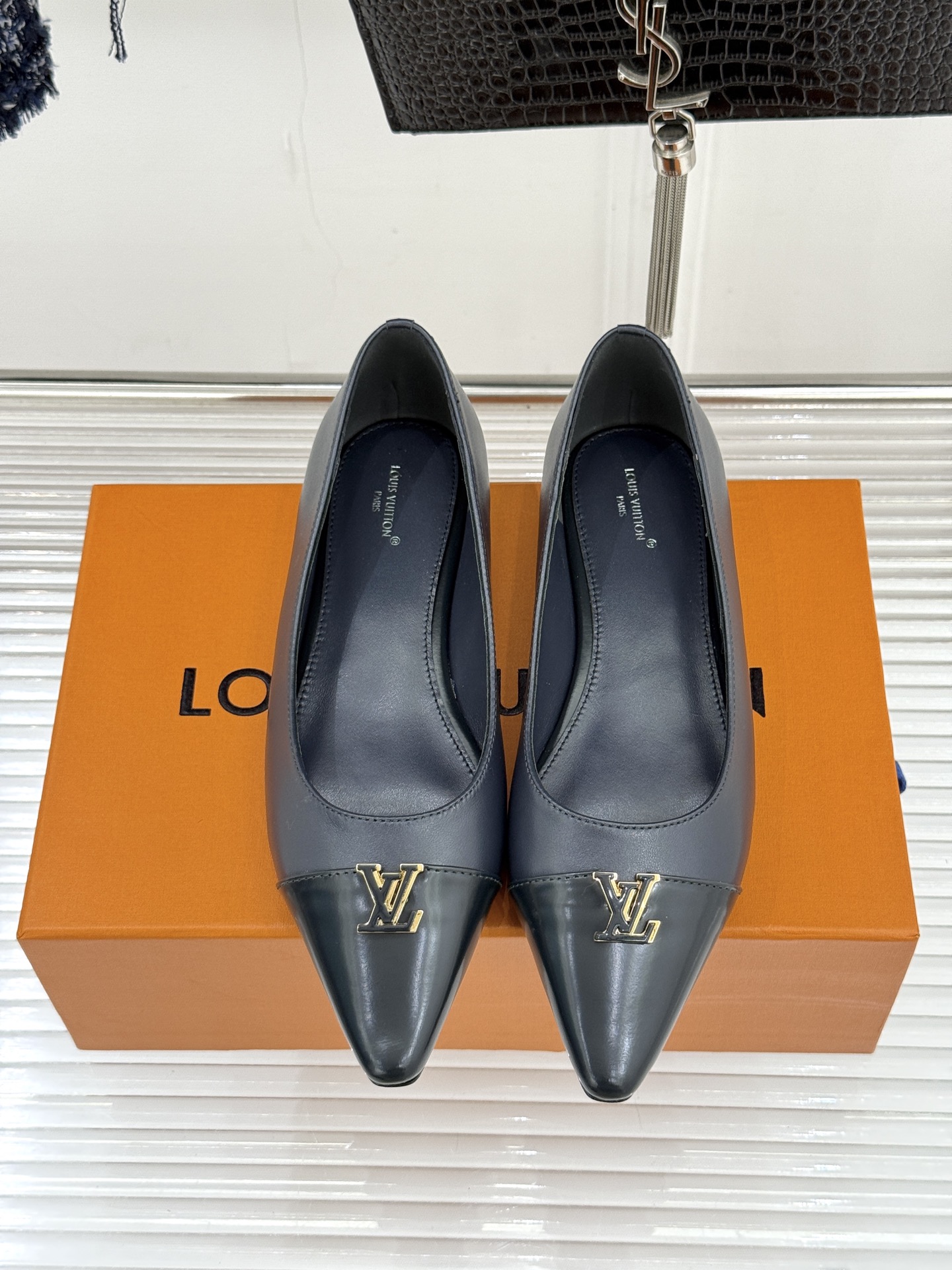 L*V驴牌经典金属扣尖头平底高跟单鞋经典与质感的双向奔赴lv威登百年匠艺凝于足尖，尖头鞋型以流畅线条延伸