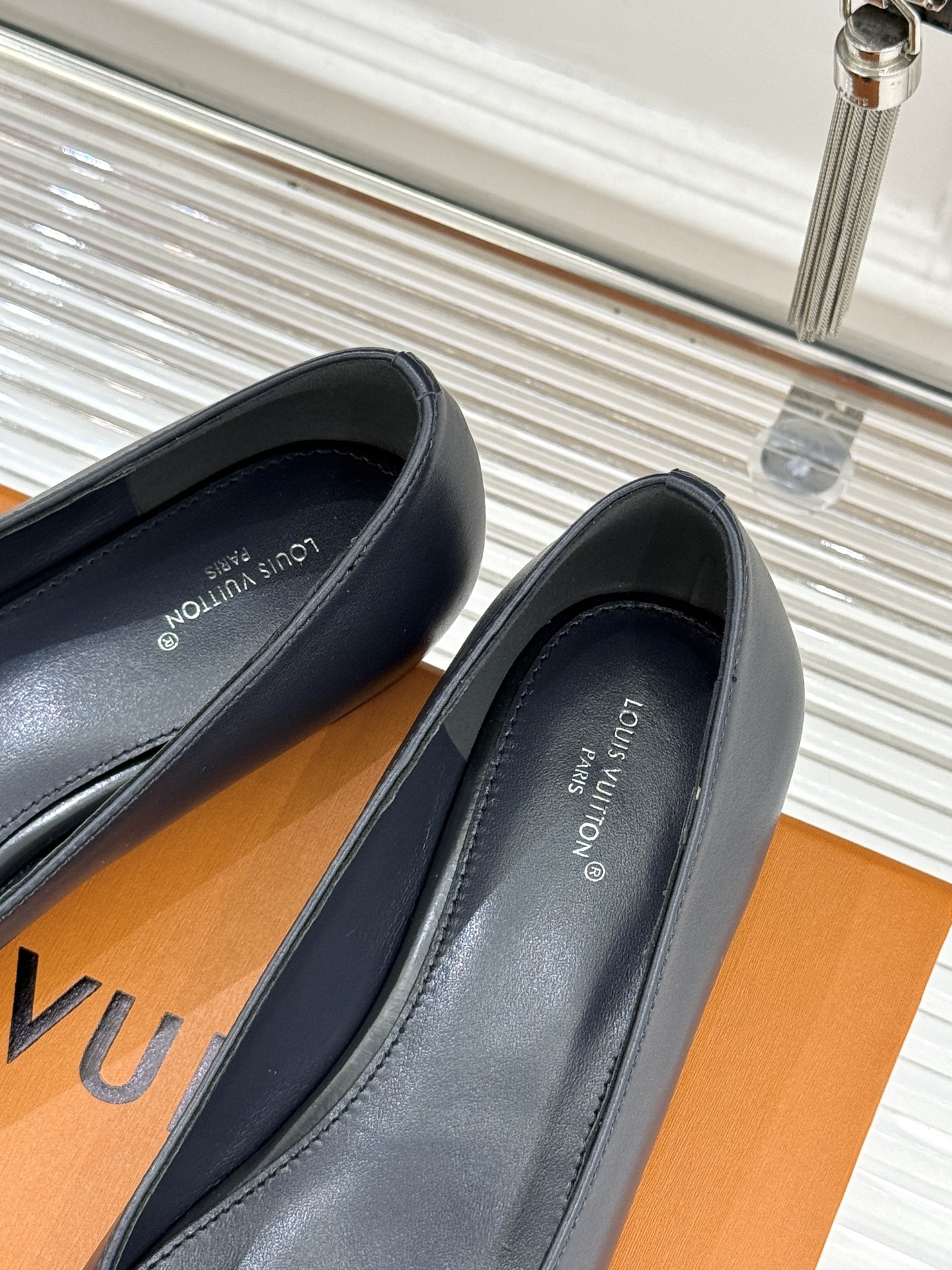 L*V驴牌经典金属扣尖头平底高跟单鞋经典与质感的双向奔赴lv威登百年匠艺凝于足尖，尖头鞋型以流畅线条延伸