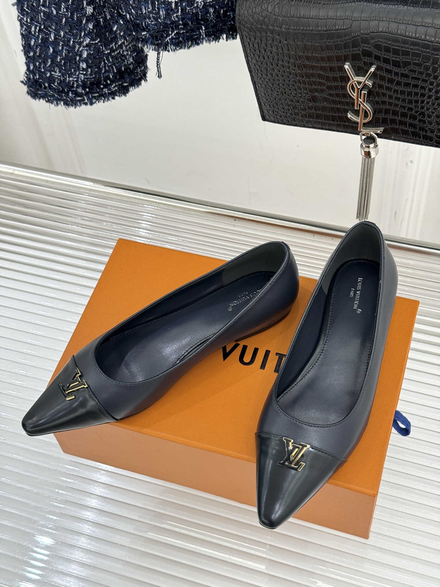 L*V驴牌经典金属扣尖头平底高跟单鞋经典与质感的双向奔赴lv威登百年匠艺凝于足尖，尖头鞋型以流畅线条延伸
