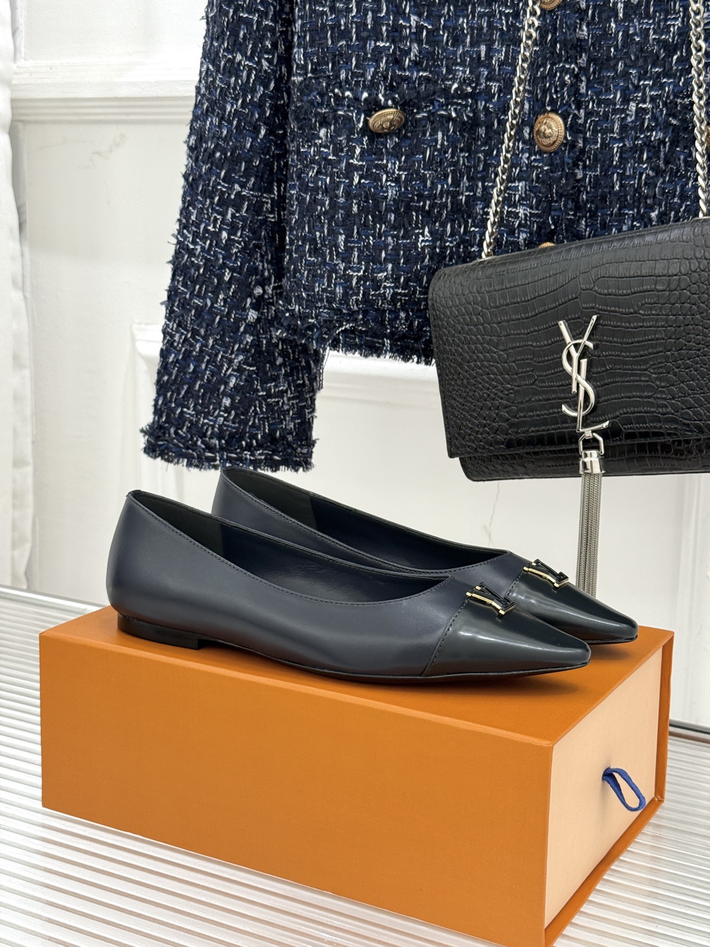 L*V驴牌经典金属扣尖头平底高跟单鞋经典与质感的双向奔赴lv威登百年匠艺凝于足尖，尖头鞋型以流畅线条延伸