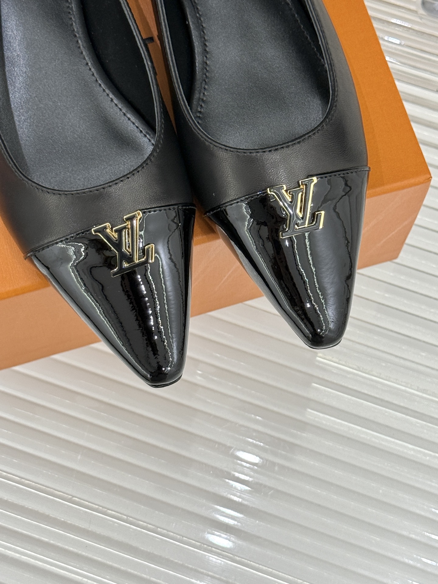 L*V驴牌经典金属扣尖头平底高跟单鞋经典与质感的双向奔赴lv威登百年匠艺凝于足尖，尖头鞋型以流畅线条延伸