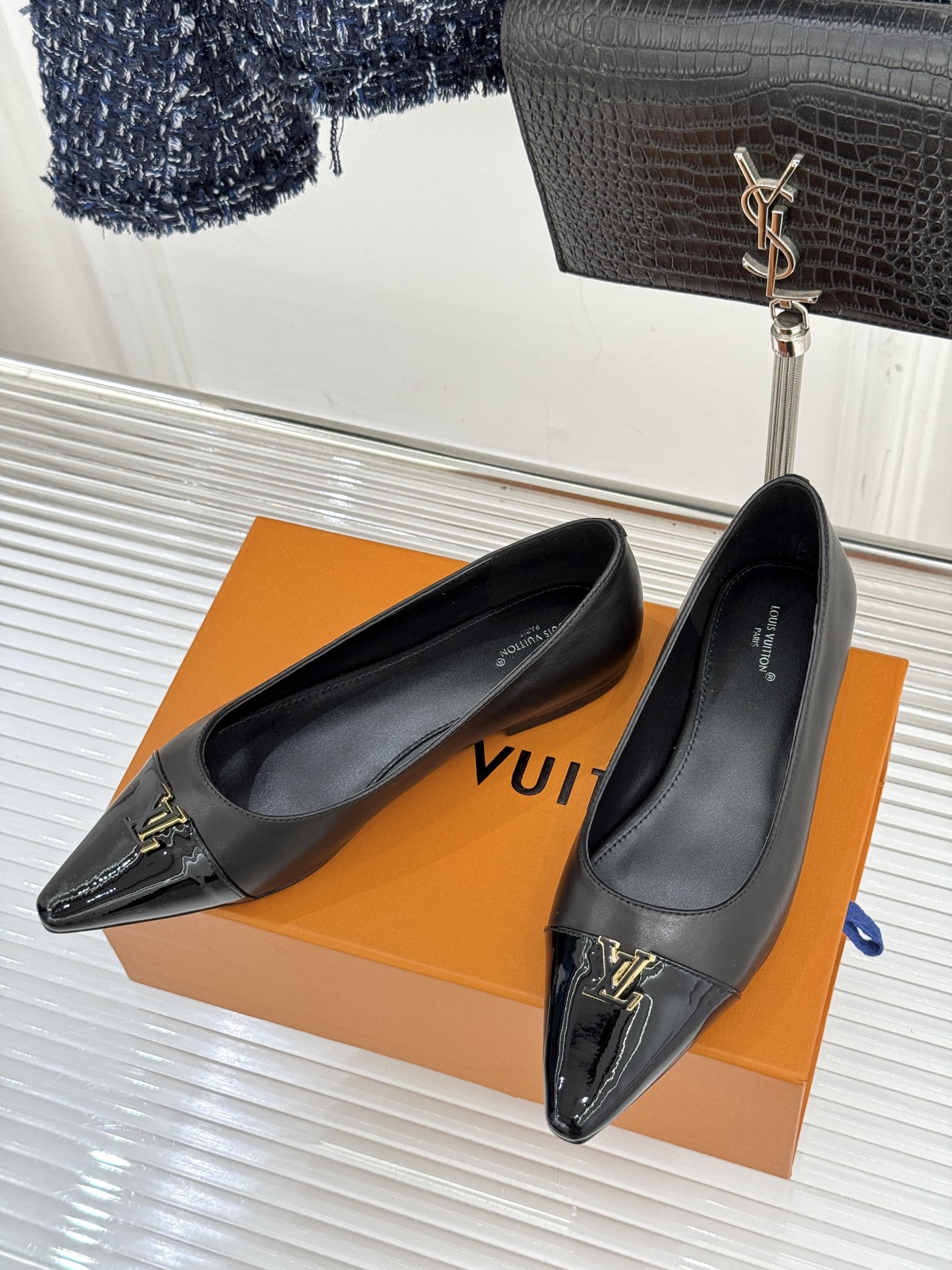 L*V驴牌经典金属扣尖头平底高跟单鞋经典与质感的双向奔赴lv威登百年匠艺凝于足尖，尖头鞋型以流畅线条延伸