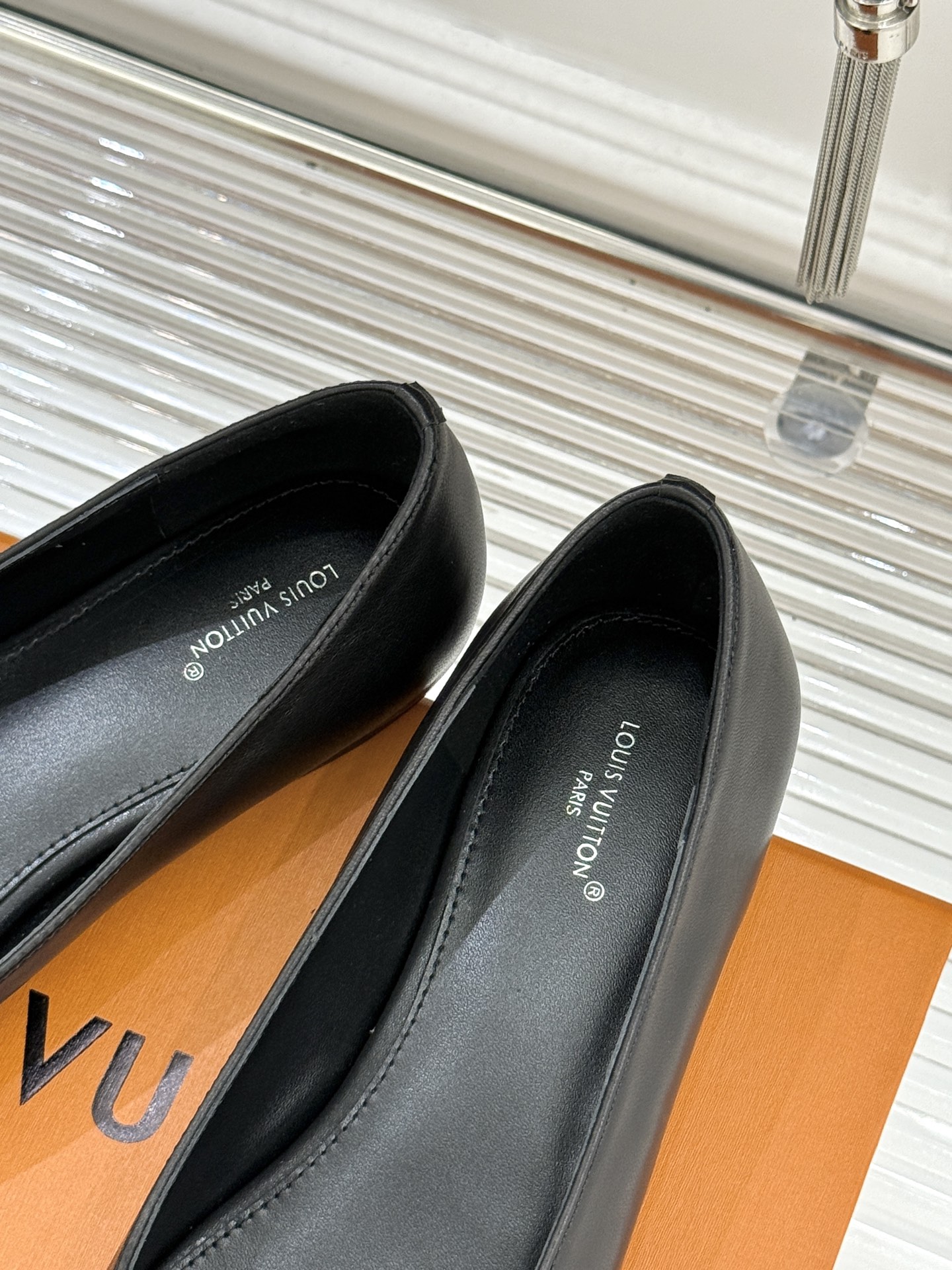 L*V驴牌经典金属扣尖头平底高跟单鞋经典与质感的双向奔赴lv威登百年匠艺凝于足尖，尖头鞋型以流畅线条延伸