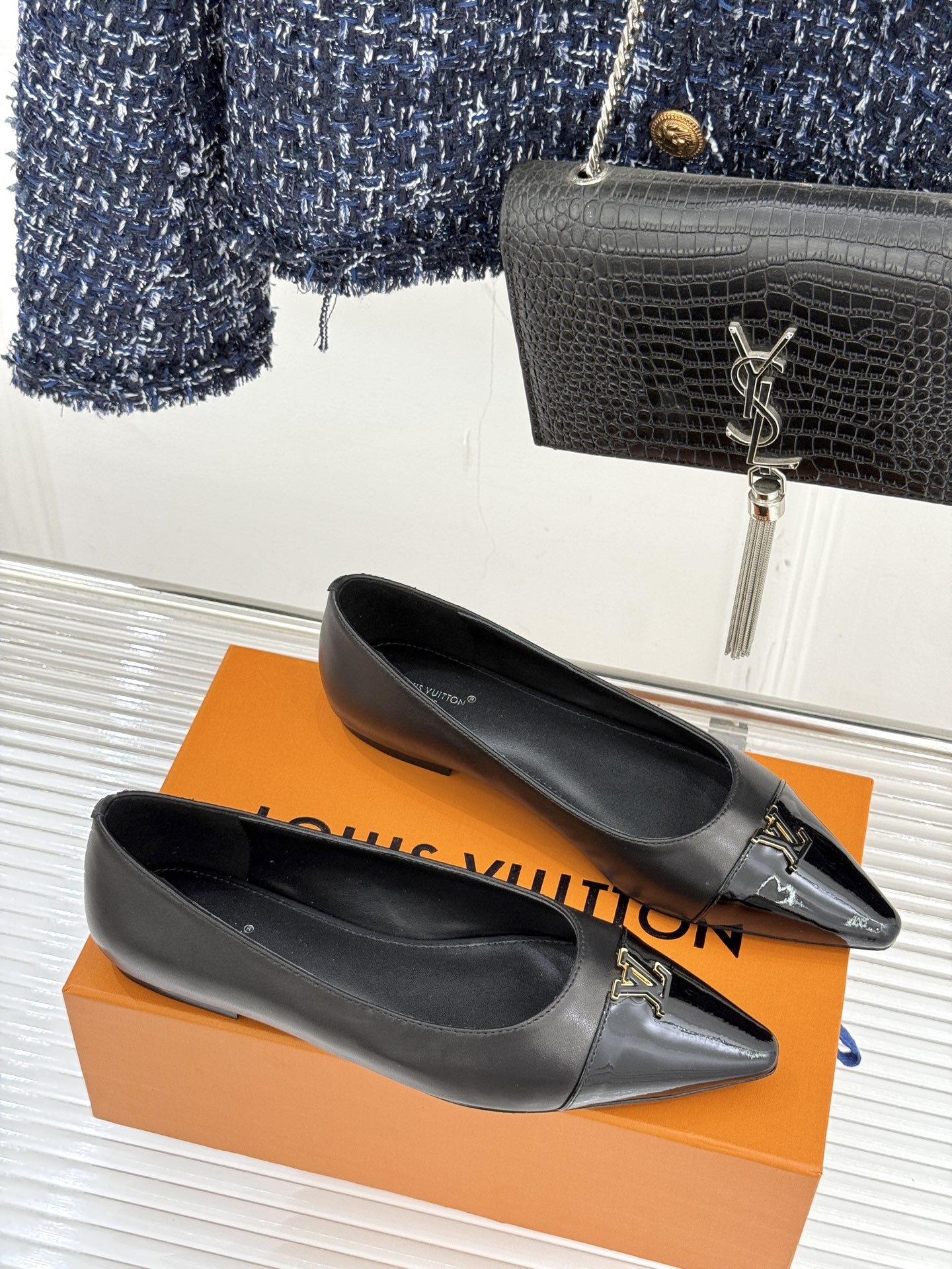 L*V驴牌经典金属扣尖头平底高跟单鞋经典与质感的双向奔赴lv威登百年匠艺凝于足尖，尖头鞋型以流畅线条延伸