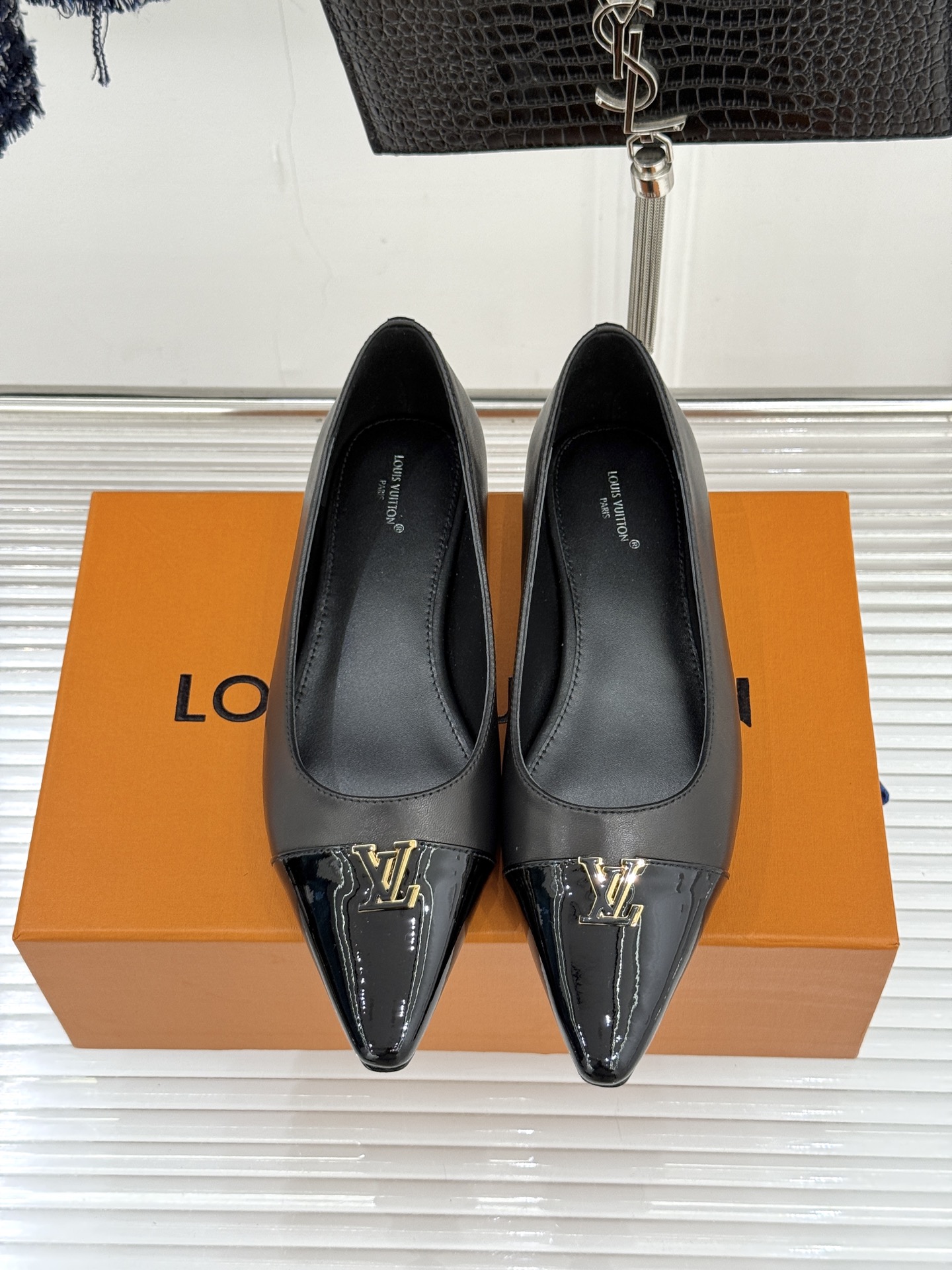 L*V驴牌经典金属扣尖头平底高跟单鞋经典与质感的双向奔赴lv威登百年匠艺凝于足尖，尖头鞋型以流畅线条延伸