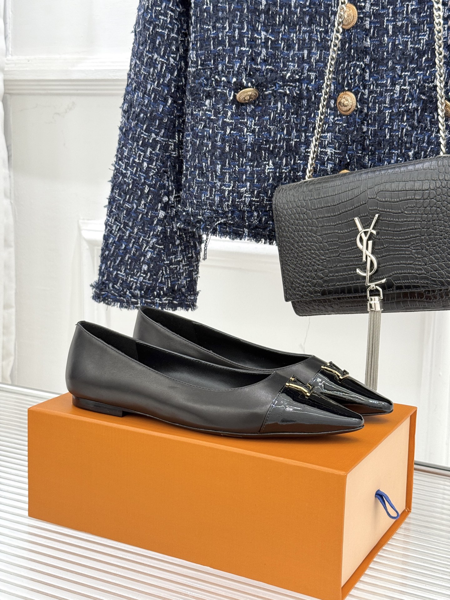 L*V驴牌经典金属扣尖头平底高跟单鞋经典与质感的双向奔赴lv威登百年匠艺凝于足尖，尖头鞋型以流畅线条延伸