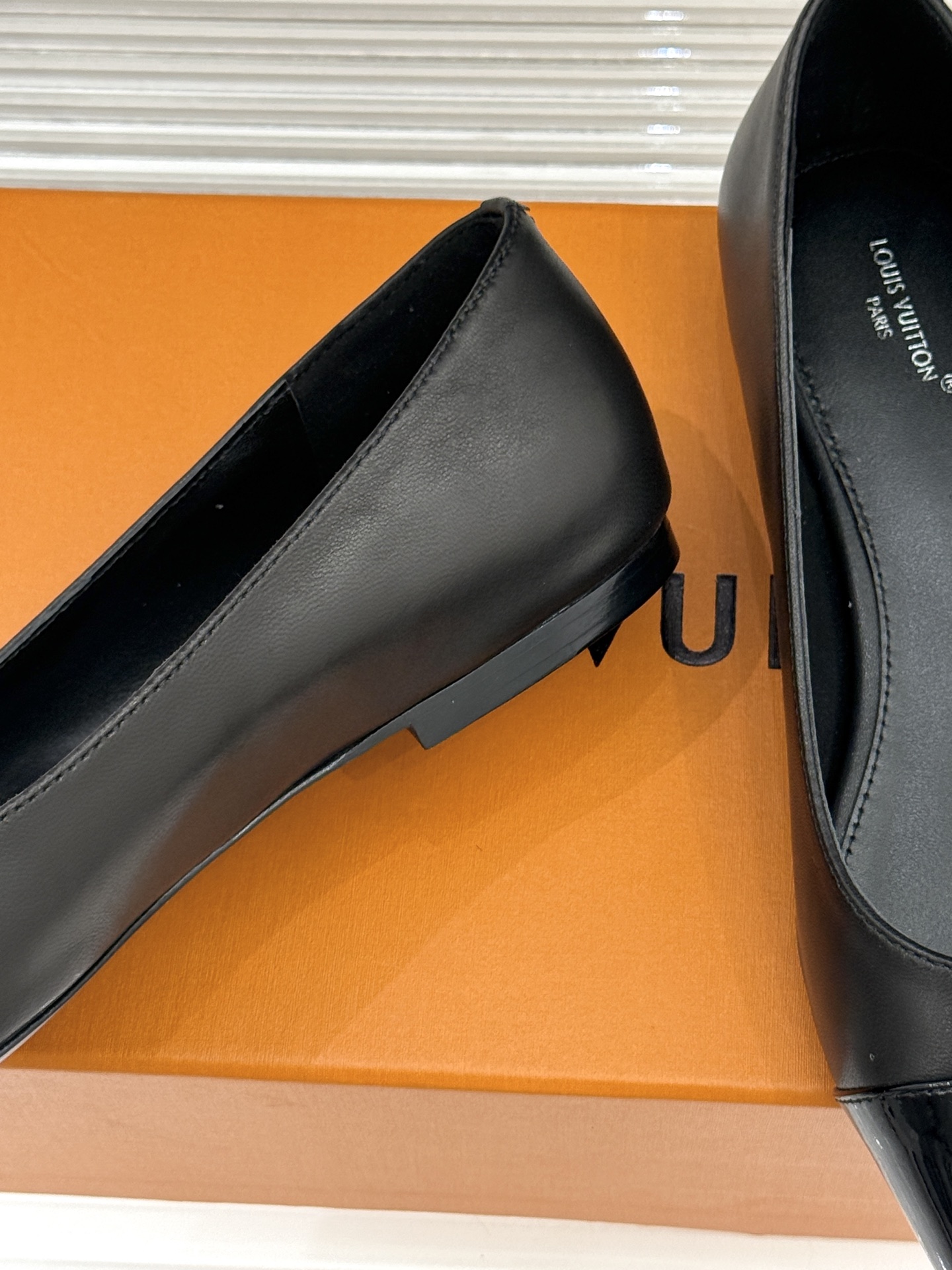 L*V驴牌经典金属扣尖头平底高跟单鞋经典与质感的双向奔赴lv威登百年匠艺凝于足尖，尖头鞋型以流畅线条延伸