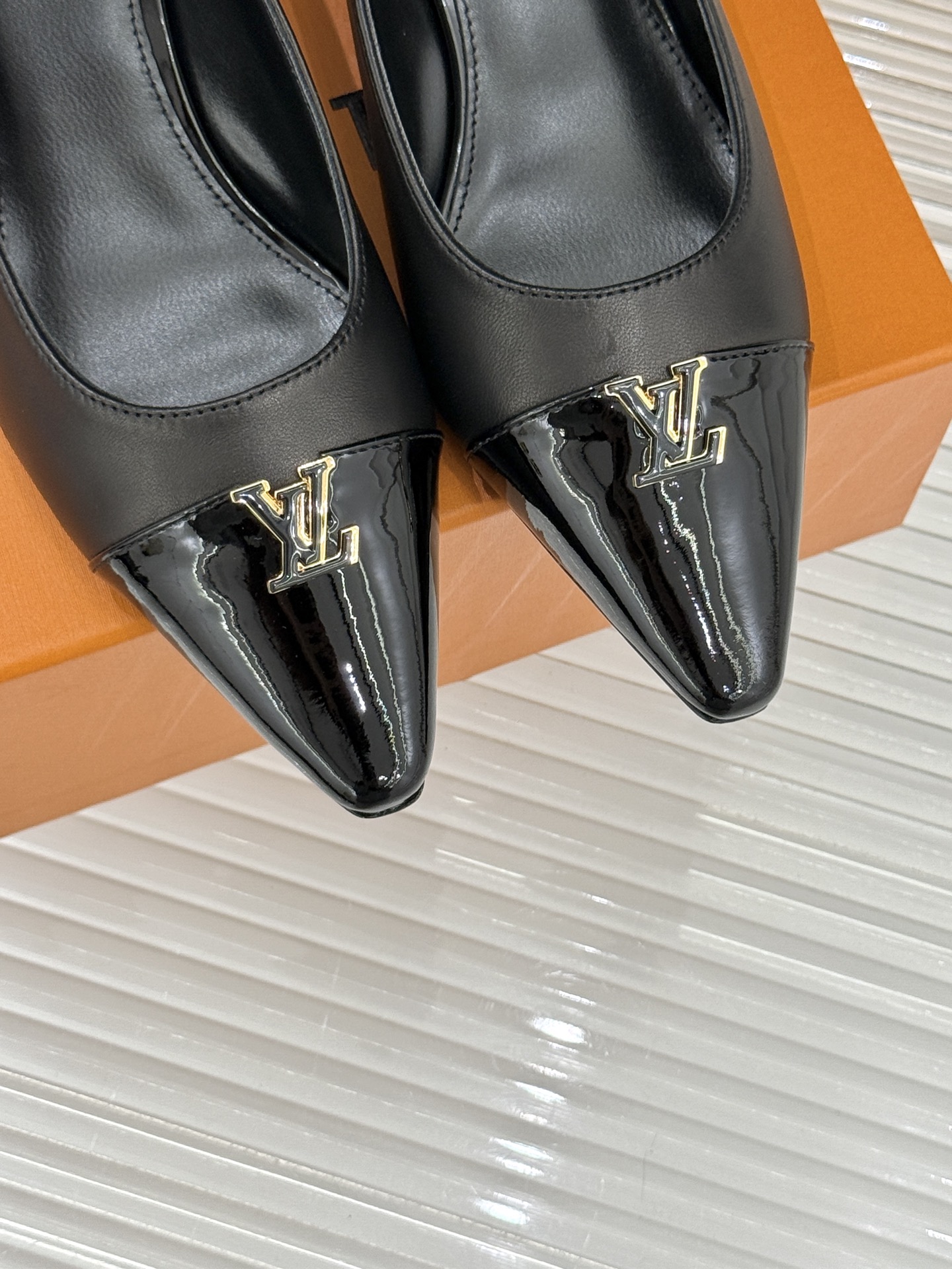 L*V驴牌经典金属扣尖头平底高跟单鞋经典与质感的双向奔赴lv威登百年匠艺凝于足尖，尖头鞋型以流畅线条延伸