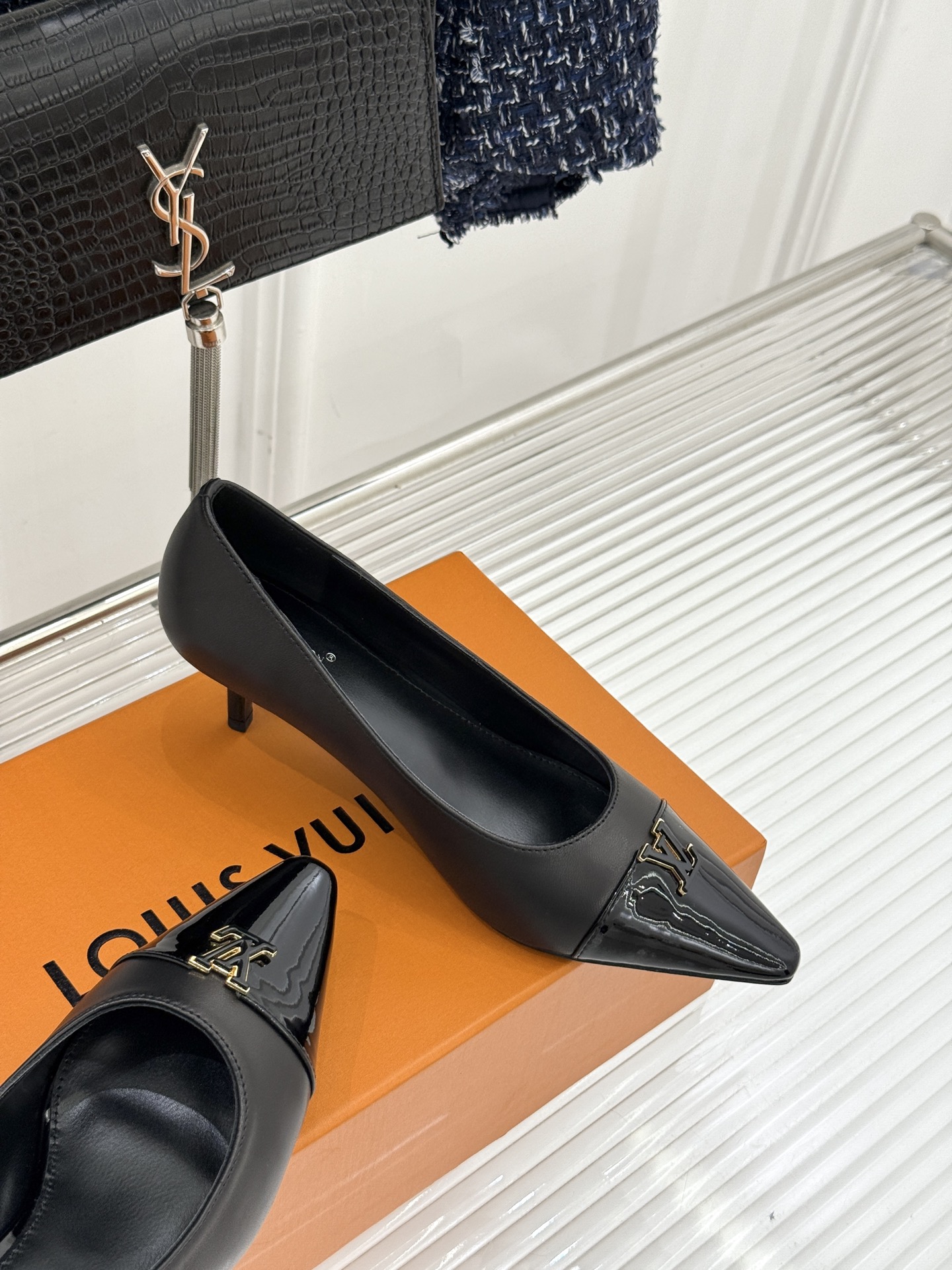 L*V驴牌经典金属扣尖头平底高跟单鞋经典与质感的双向奔赴lv威登百年匠艺凝于足尖，尖头鞋型以流畅线条延伸