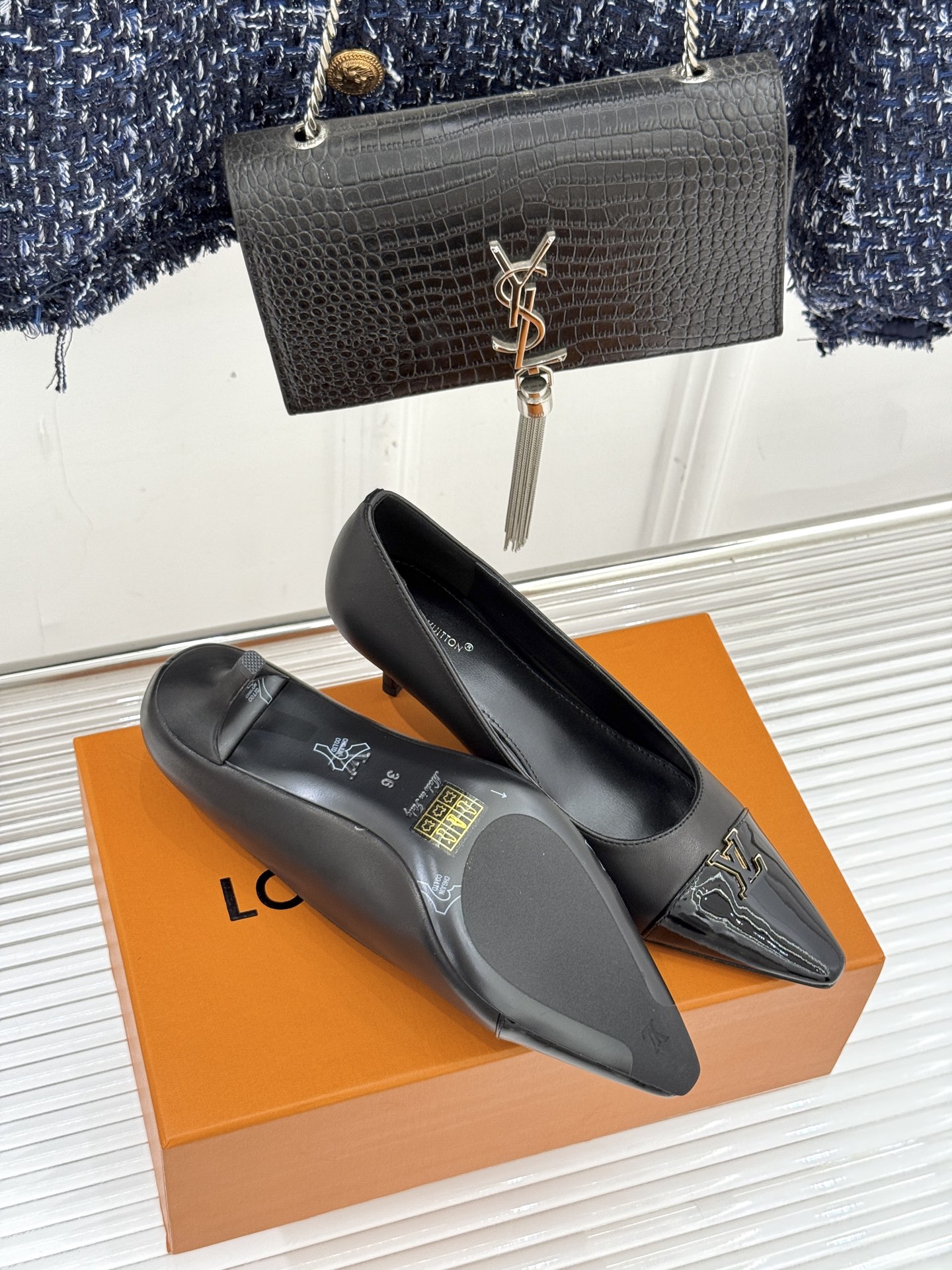 L*V驴牌经典金属扣尖头平底高跟单鞋经典与质感的双向奔赴lv威登百年匠艺凝于足尖，尖头鞋型以流畅线条延伸