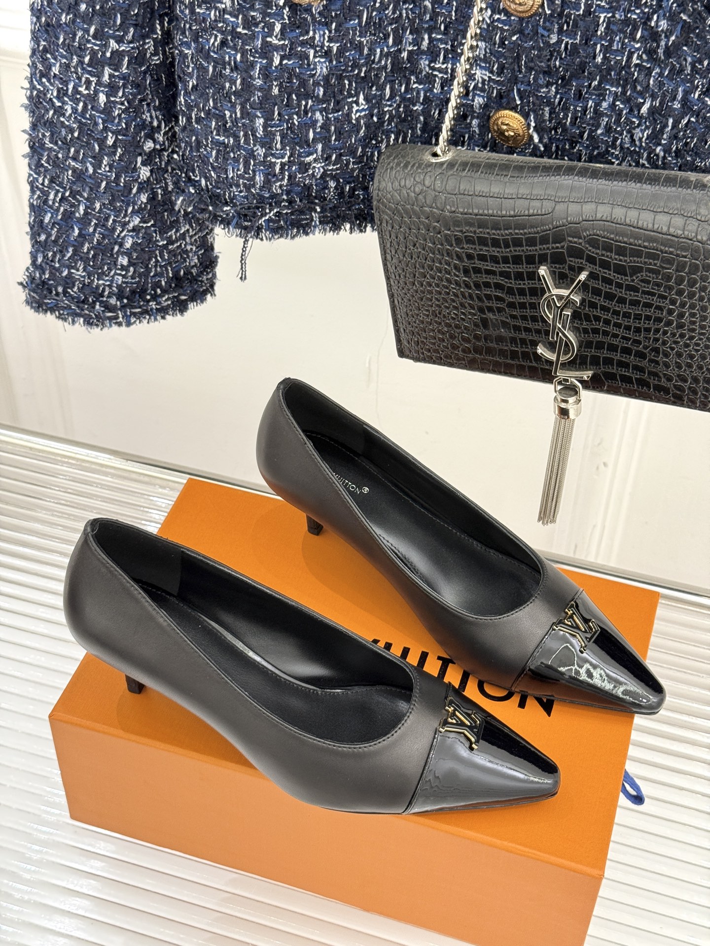 L*V驴牌经典金属扣尖头平底高跟单鞋经典与质感的双向奔赴lv威登百年匠艺凝于足尖，尖头鞋型以流畅线条延伸