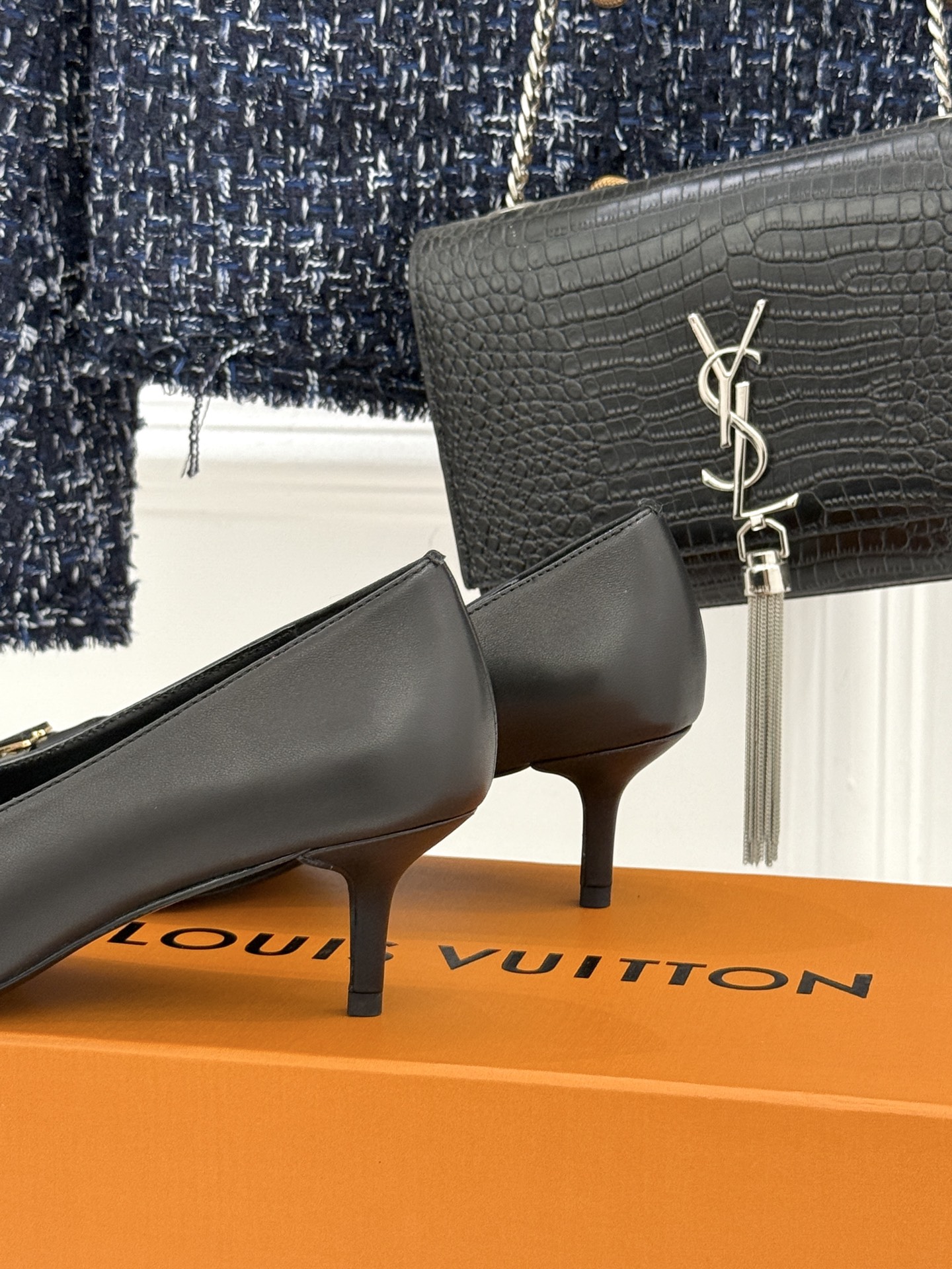 L*V驴牌经典金属扣尖头平底高跟单鞋经典与质感的双向奔赴lv威登百年匠艺凝于足尖，尖头鞋型以流畅线条延伸