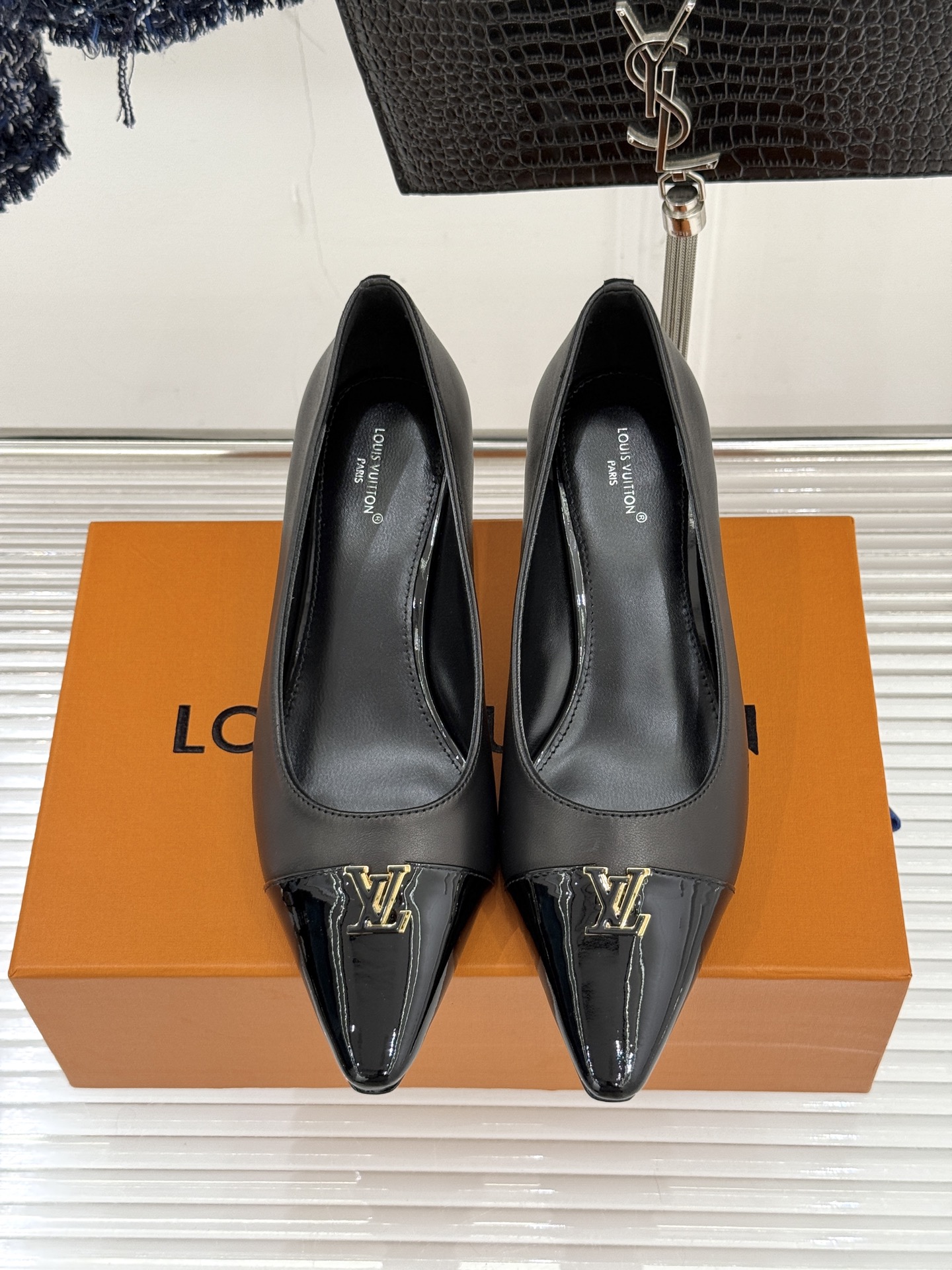 L*V驴牌经典金属扣尖头平底高跟单鞋经典与质感的双向奔赴lv威登百年匠艺凝于足尖，尖头鞋型以流畅线条延伸