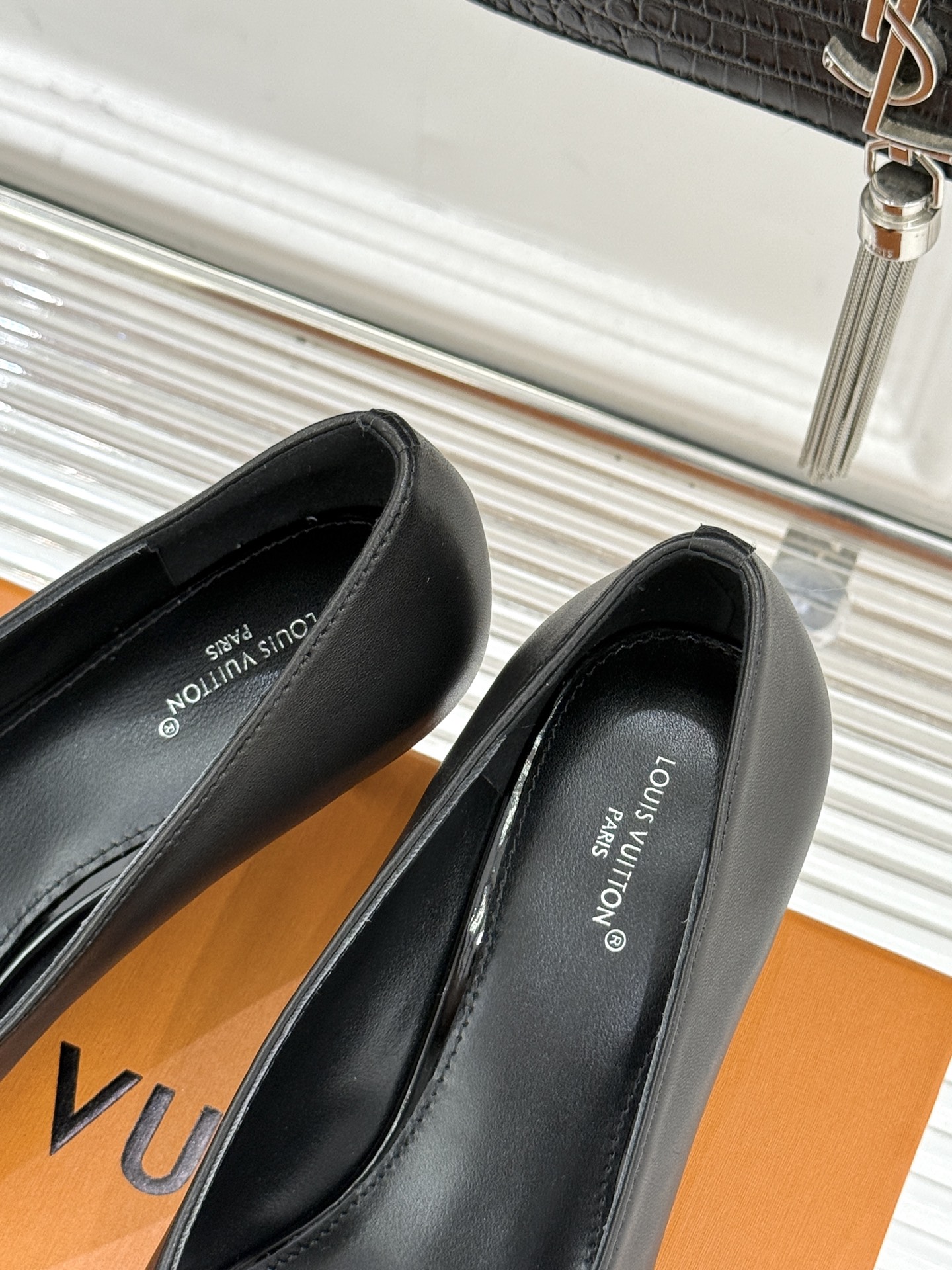 L*V驴牌经典金属扣尖头平底高跟单鞋经典与质感的双向奔赴lv威登百年匠艺凝于足尖，尖头鞋型以流畅线条延伸