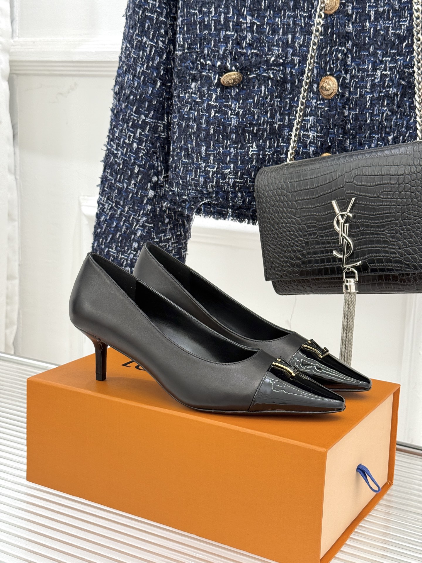 L*V驴牌经典金属扣尖头平底高跟单鞋经典与质感的双向奔赴lv威登百年匠艺凝于足尖，尖头鞋型以流畅线条延伸