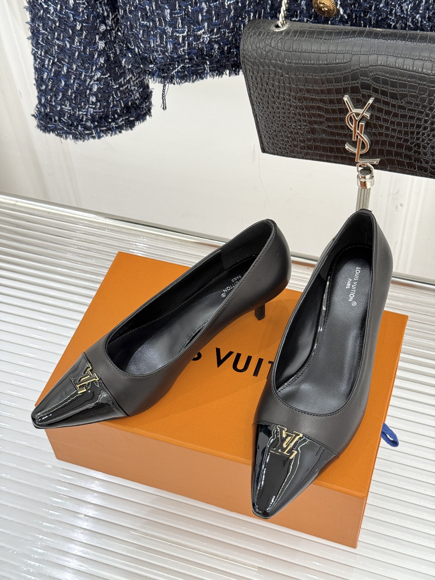L*V驴牌经典金属扣尖头平底高跟单鞋经典与质感的双向奔赴lv威登百年匠艺凝于足尖，尖头鞋型以流畅线条延伸