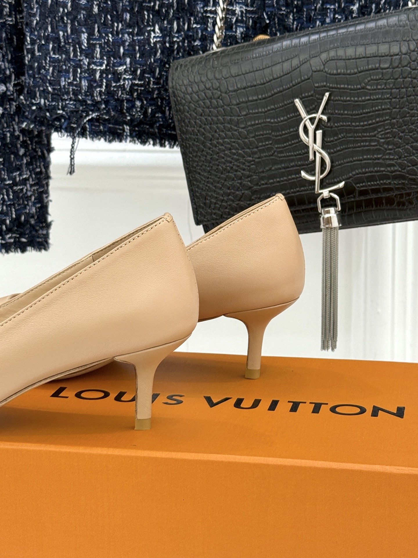 L*V驴牌经典金属扣尖头平底高跟单鞋经典与质感的双向奔赴lv威登百年匠艺凝于足尖，尖头鞋型以流畅线条延伸