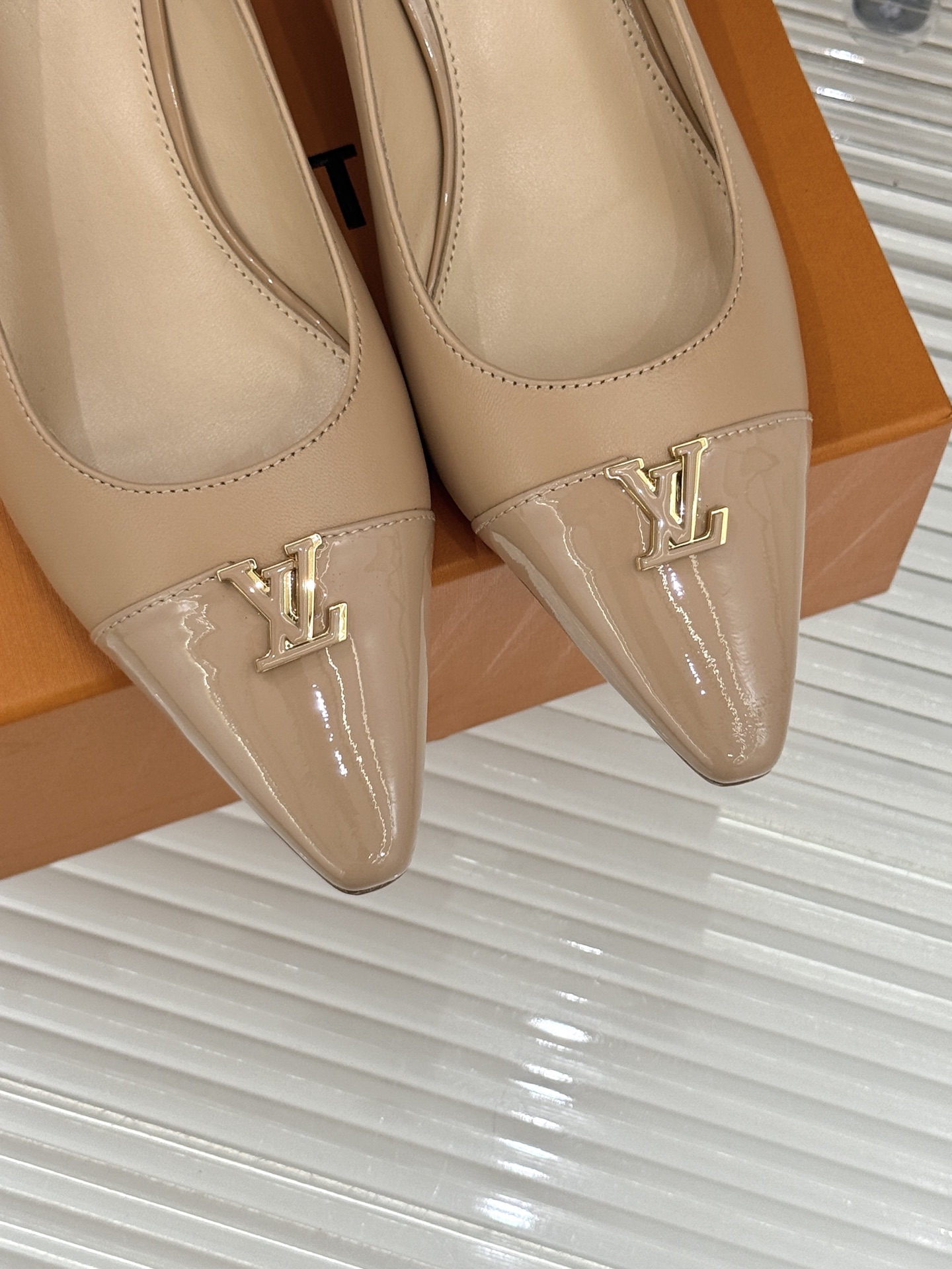 L*V驴牌经典金属扣尖头平底高跟单鞋经典与质感的双向奔赴lv威登百年匠艺凝于足尖，尖头鞋型以流畅线条延伸