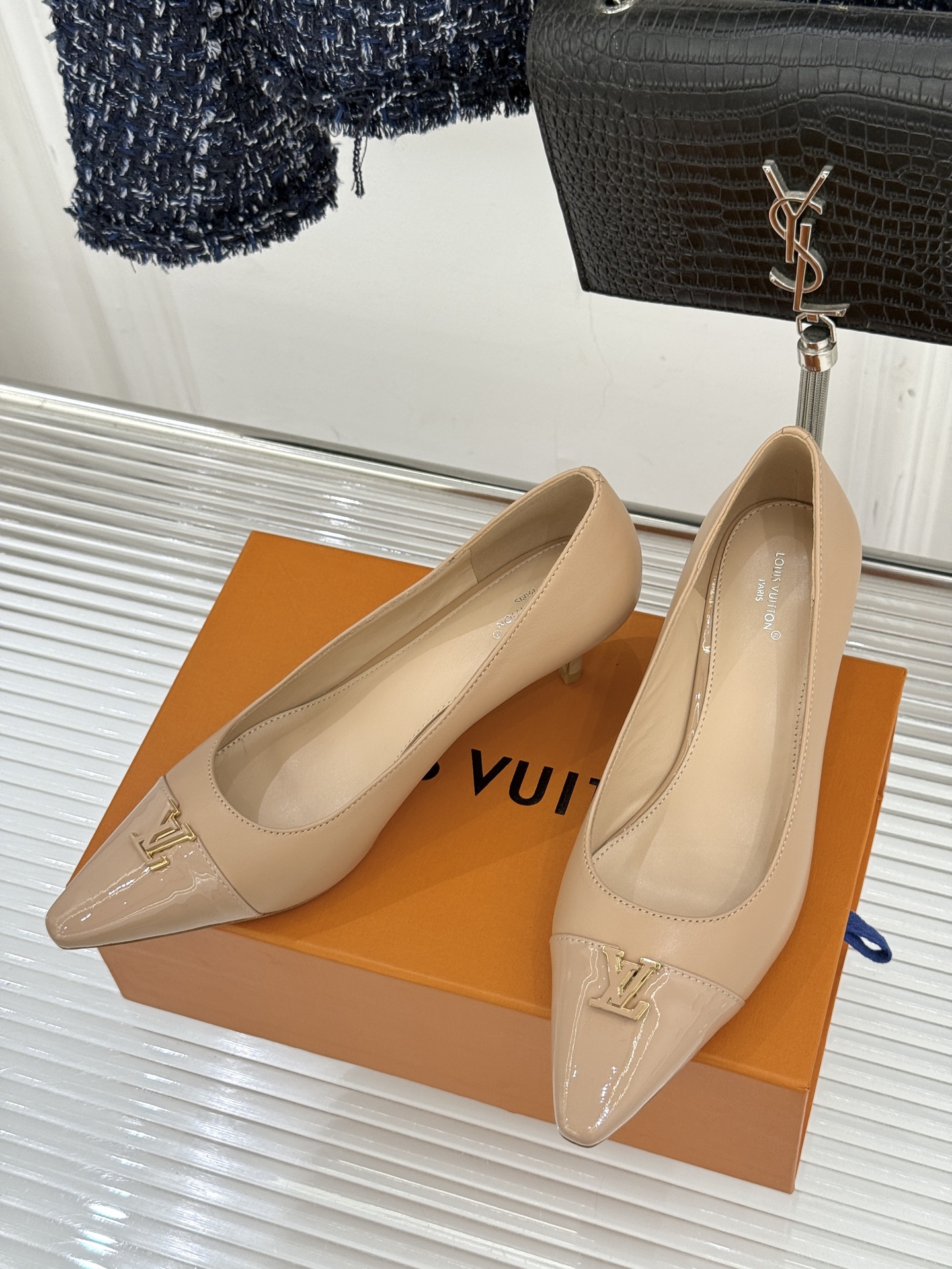 L*V驴牌经典金属扣尖头平底高跟单鞋经典与质感的双向奔赴lv威登百年匠艺凝于足尖，尖头鞋型以流畅线条延伸