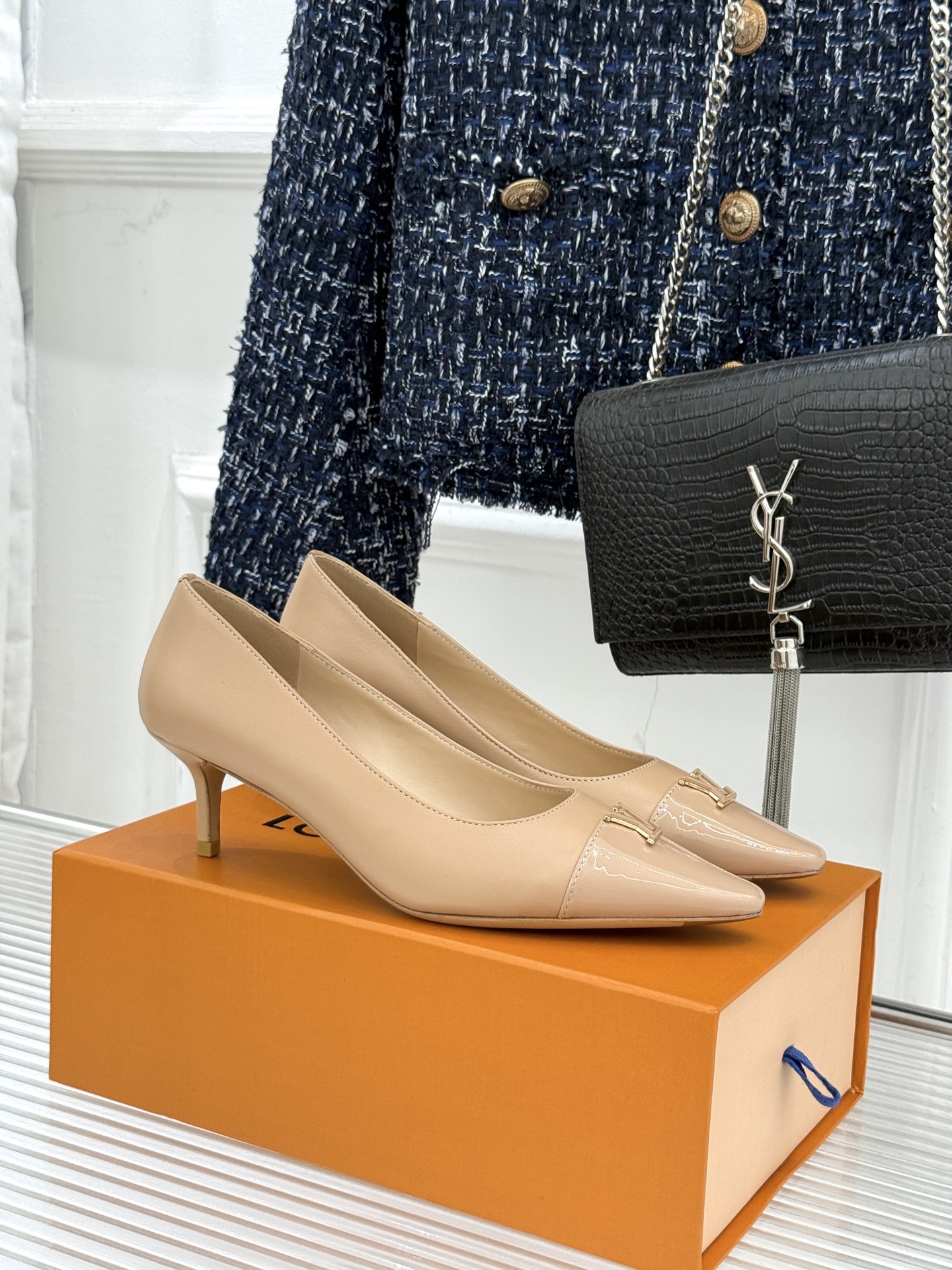 L*V驴牌经典金属扣尖头平底高跟单鞋经典与质感的双向奔赴lv威登百年匠艺凝于足尖，尖头鞋型以流畅线条延伸