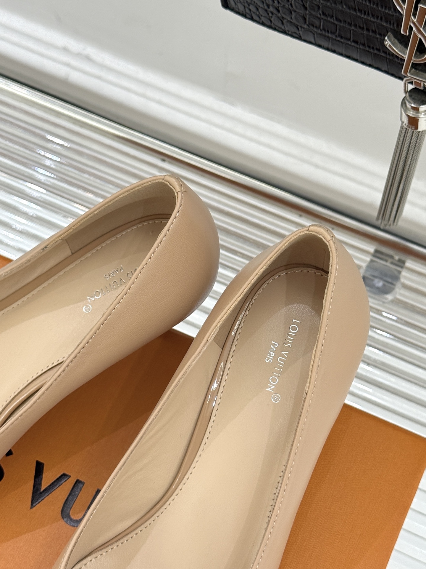 L*V驴牌经典金属扣尖头平底高跟单鞋经典与质感的双向奔赴lv威登百年匠艺凝于足尖，尖头鞋型以流畅线条延伸