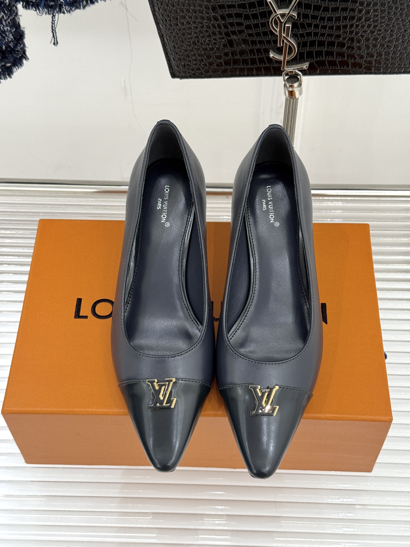 L*V驴牌经典金属扣尖头平底高跟单鞋经典与质感的双向奔赴lv威登百年匠艺凝于足尖，尖头鞋型以流畅线条延伸