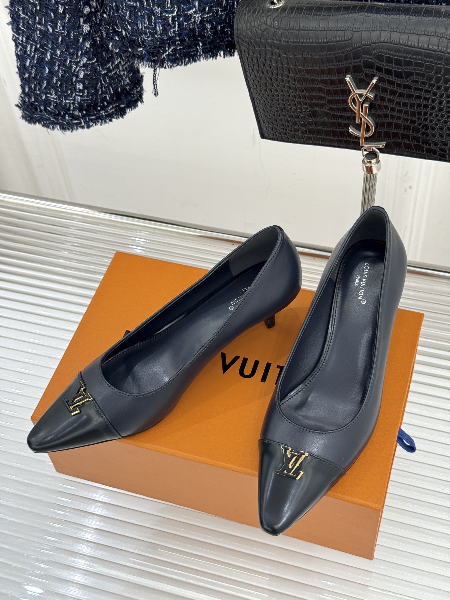 L*V驴牌经典金属扣尖头平底高跟单鞋经典与质感的双向奔赴lv威登百年匠艺凝于足尖，尖头鞋型以流畅线条延伸