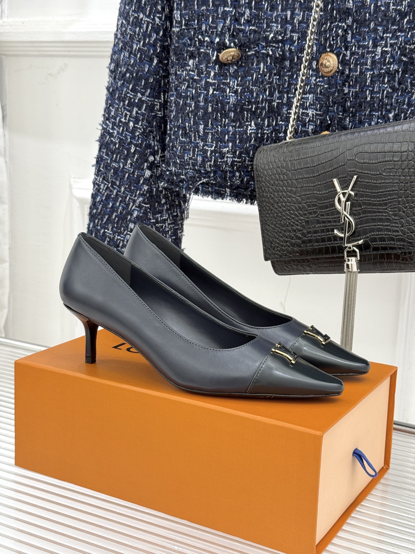 L*V驴牌经典金属扣尖头平底高跟单鞋经典与质感的双向奔赴lv威登百年匠艺凝于足尖，尖头鞋型以流畅线条延伸