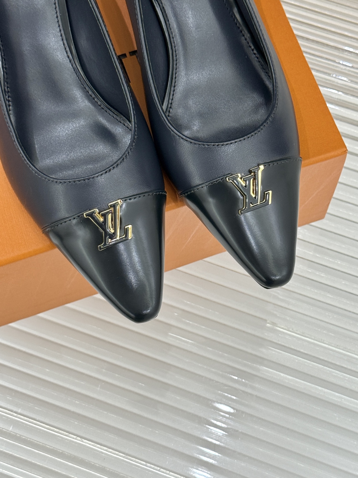 L*V驴牌经典金属扣尖头平底高跟单鞋经典与质感的双向奔赴lv威登百年匠艺凝于足尖，尖头鞋型以流畅线条延伸