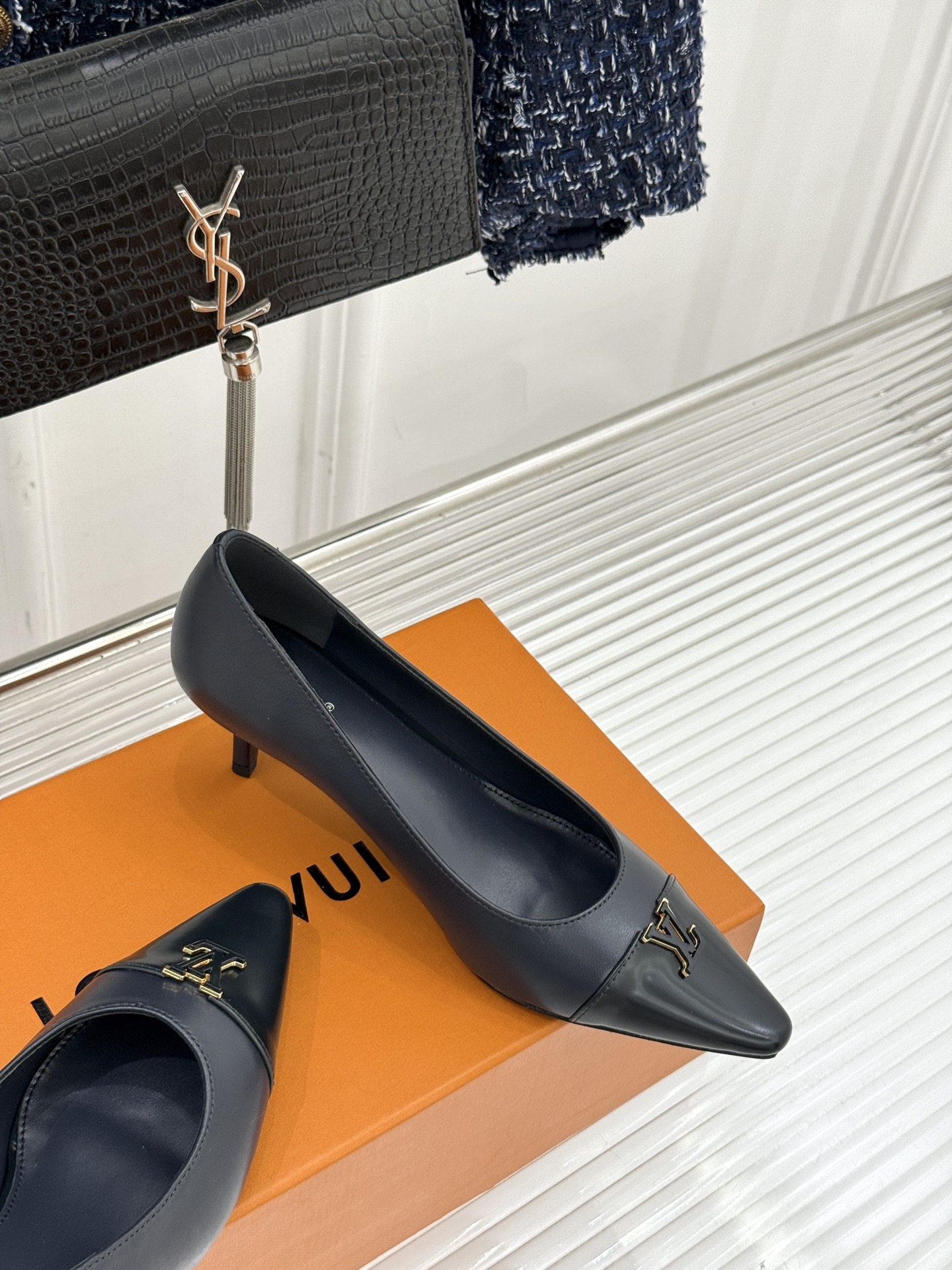 L*V驴牌经典金属扣尖头平底高跟单鞋经典与质感的双向奔赴lv威登百年匠艺凝于足尖，尖头鞋型以流畅线条延伸