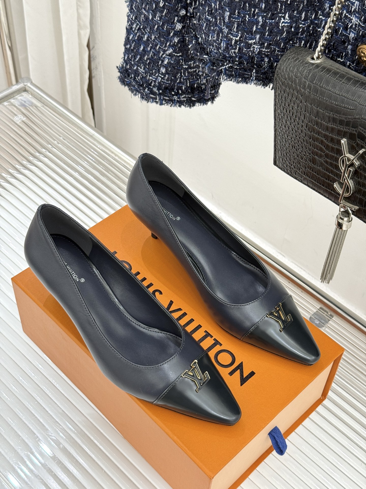 L*V驴牌经典金属扣尖头平底高跟单鞋经典与质感的双向奔赴lv威登百年匠艺凝于足尖，尖头鞋型以流畅线条延伸