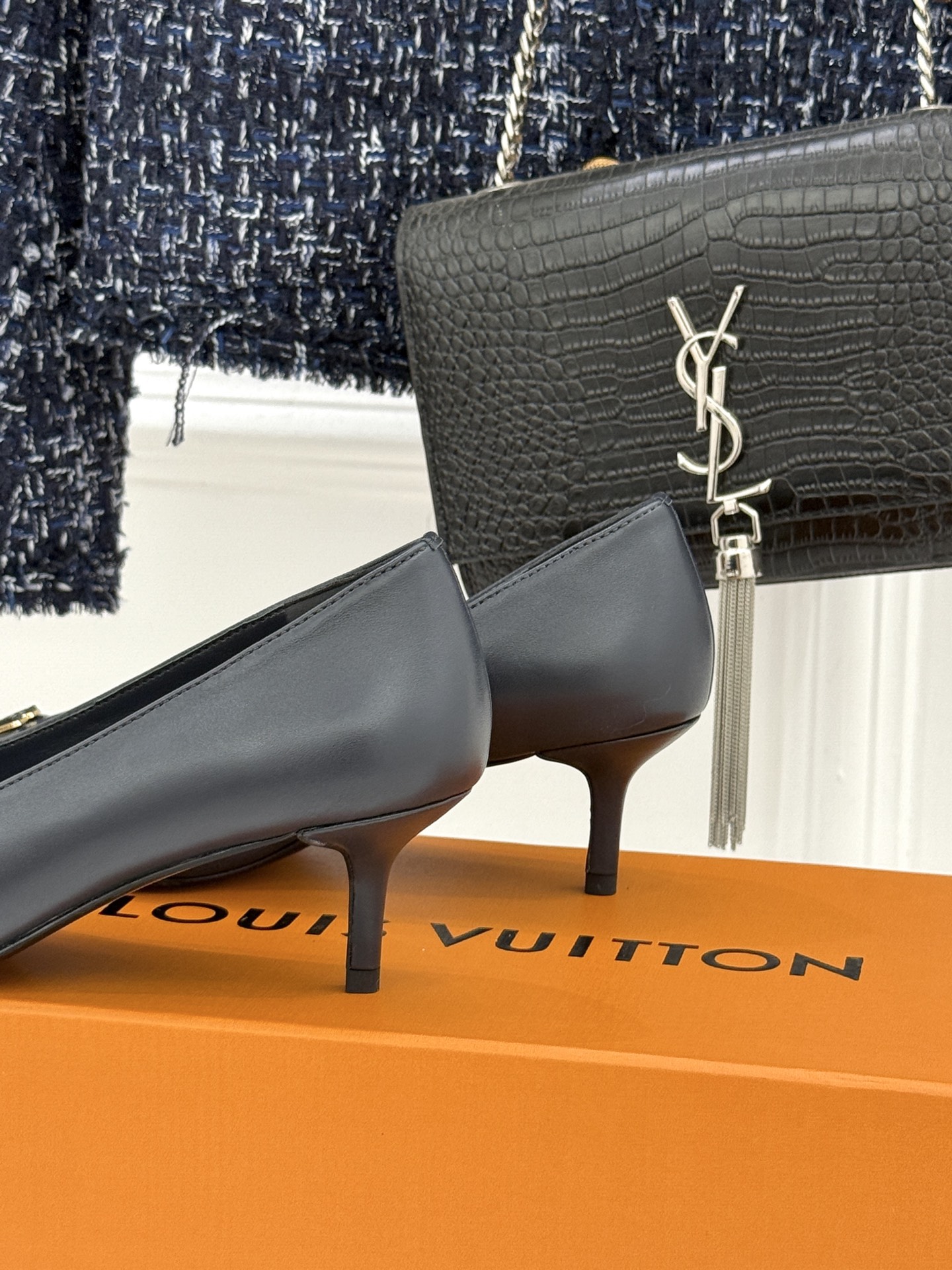 L*V驴牌经典金属扣尖头平底高跟单鞋经典与质感的双向奔赴lv威登百年匠艺凝于足尖，尖头鞋型以流畅线条延伸