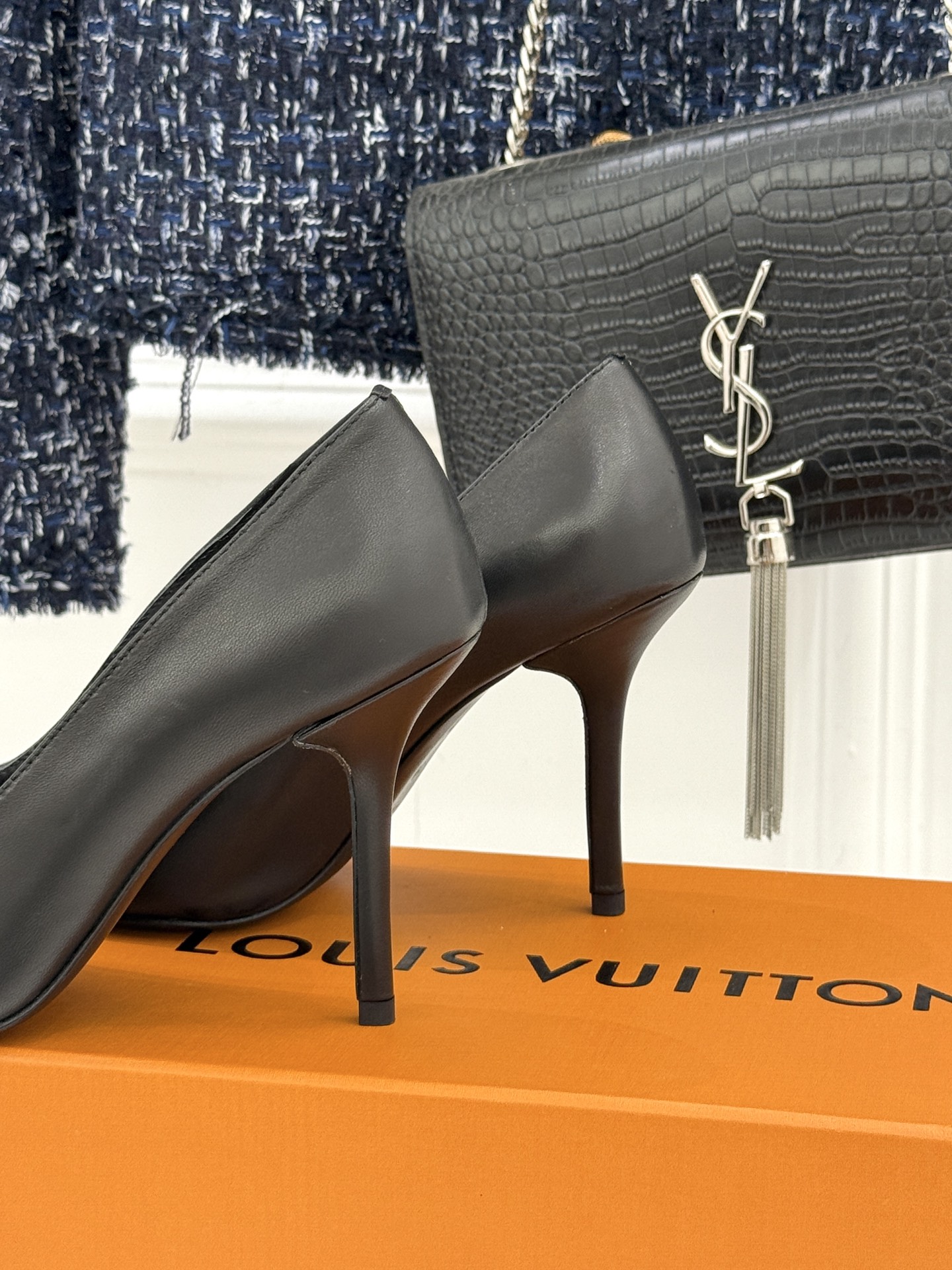 L*V驴牌经典金属扣尖头平底高跟单鞋经典与质感的双向奔赴lv威登百年匠艺凝于足尖，尖头鞋型以流畅线条延伸