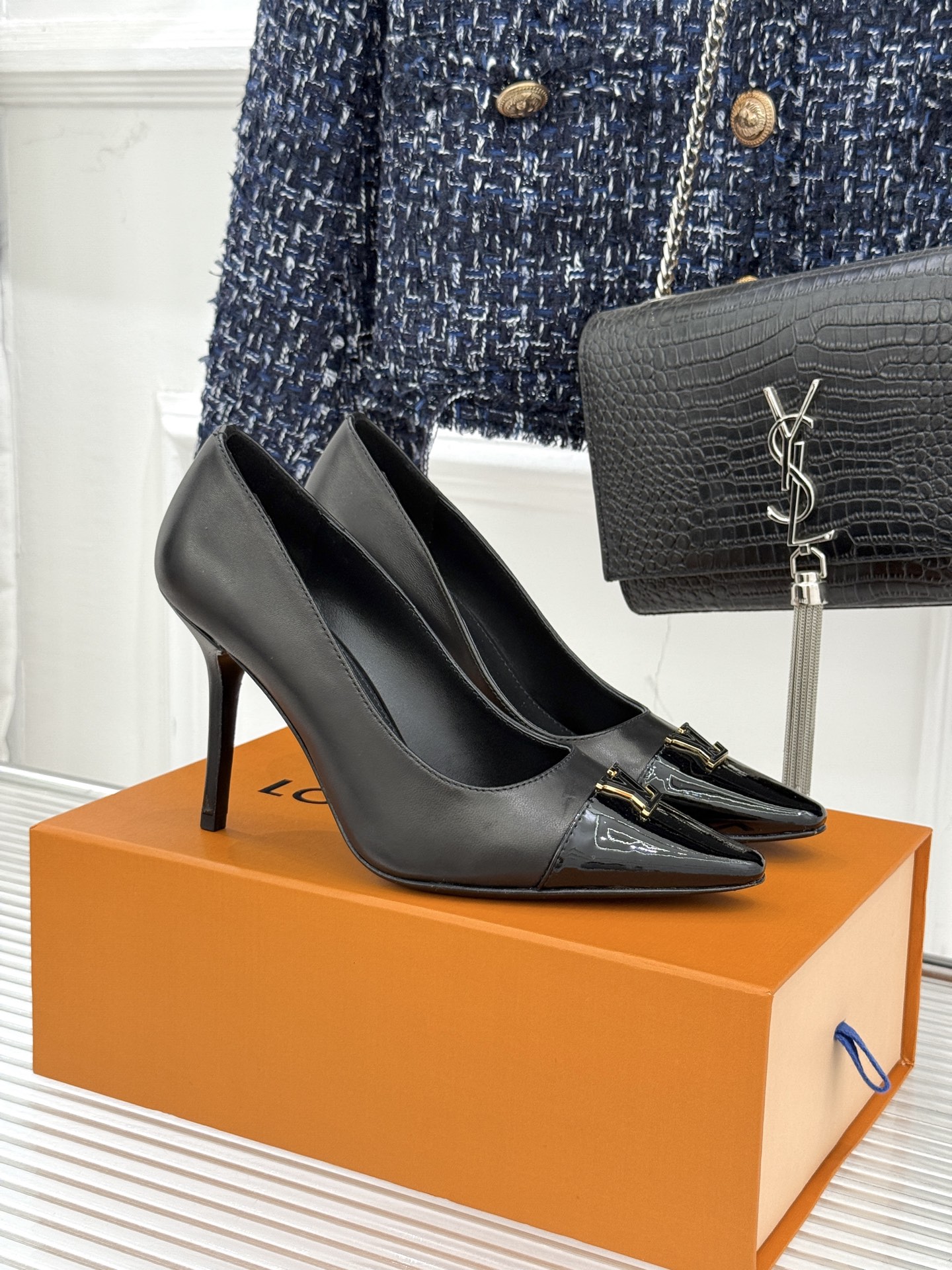 L*V驴牌经典金属扣尖头平底高跟单鞋经典与质感的双向奔赴lv威登百年匠艺凝于足尖，尖头鞋型以流畅线条延伸